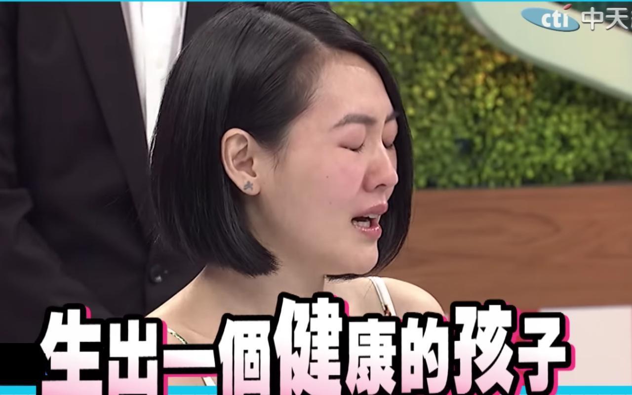 小S第一胎產檢出嬰兒可能會有問題,大S發願祈禱,祝小S生出一個健康的孩子。(翻攝自中天娛樂頻道)
