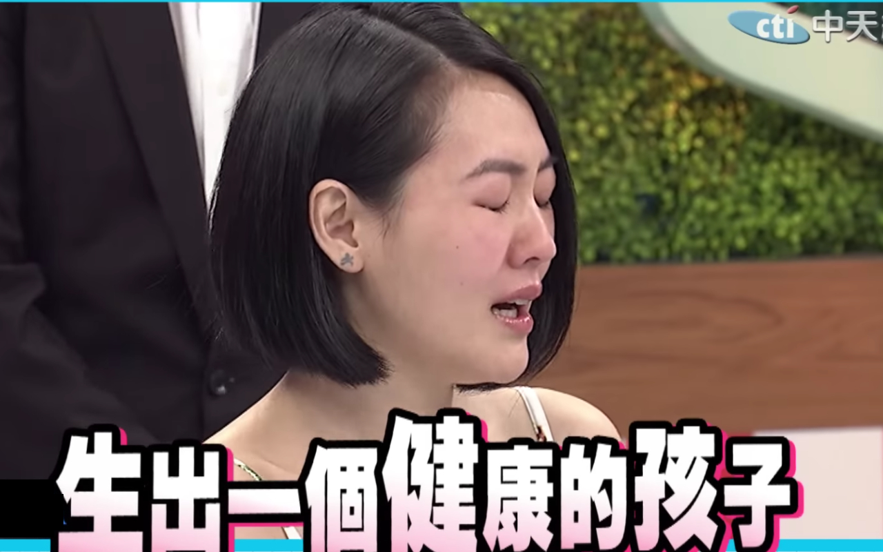 小S第一胎產檢出嬰兒可能會有問題,大S發願祈禱,祝小S生出一個健康的孩子。(翻攝自中天娛樂頻道)