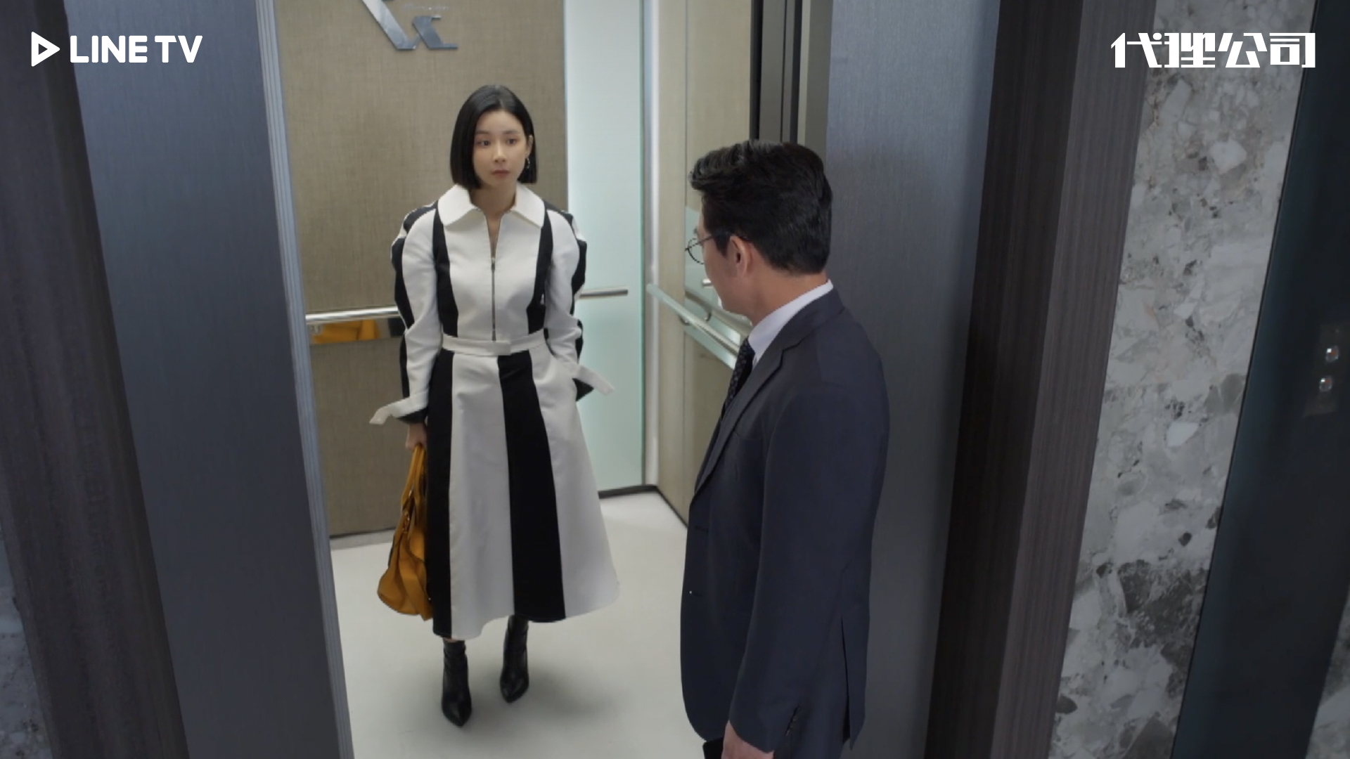 李寶英職場女強人裝扮引起網友討論。(LINE TV提供)