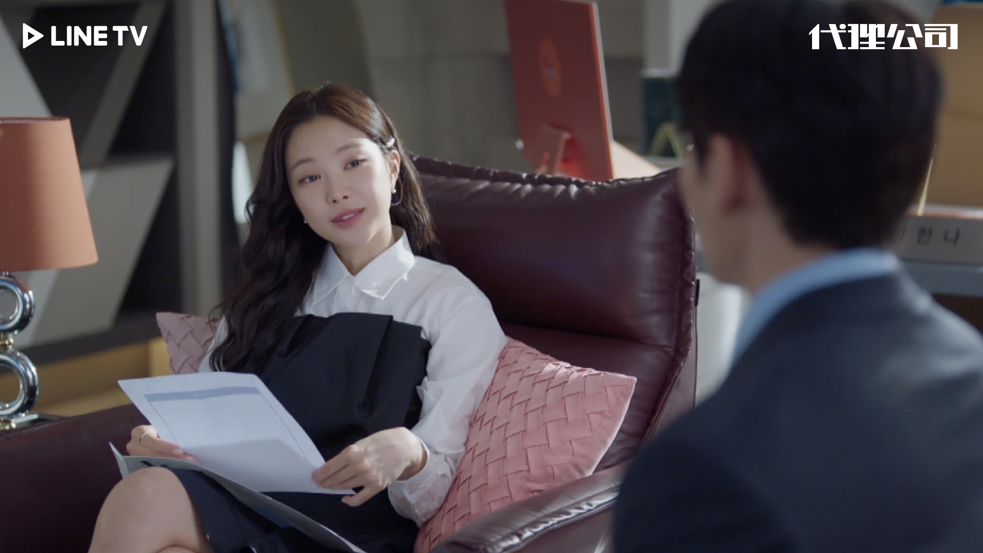 孫娜恩(左)在《代理公司》飾演財閥家小孫女,展現不同以往面貌。(LINE TV提供)