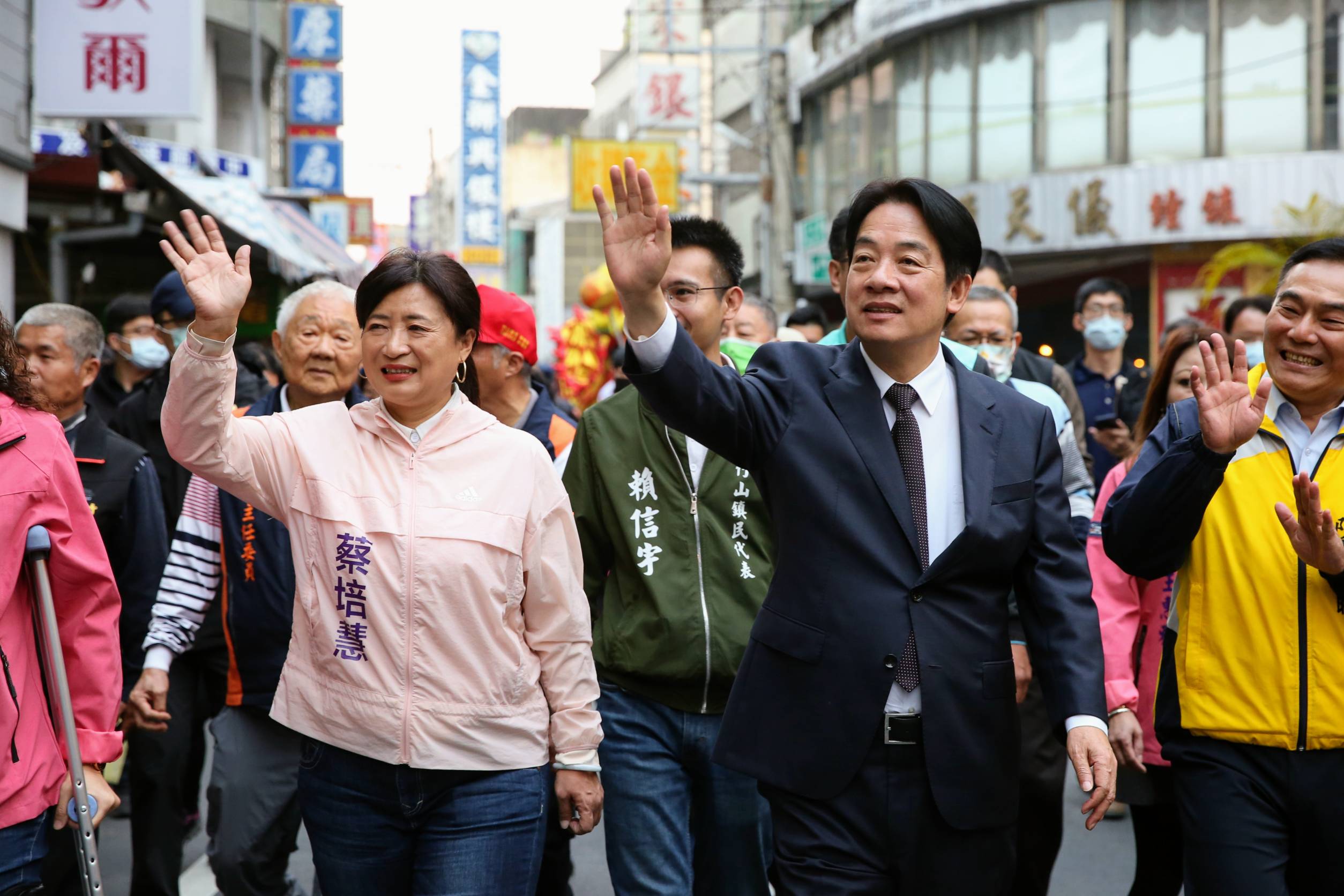 賴清德（右）今陪同南投立委補選候選人蔡培慧（左）探訪鄰里。