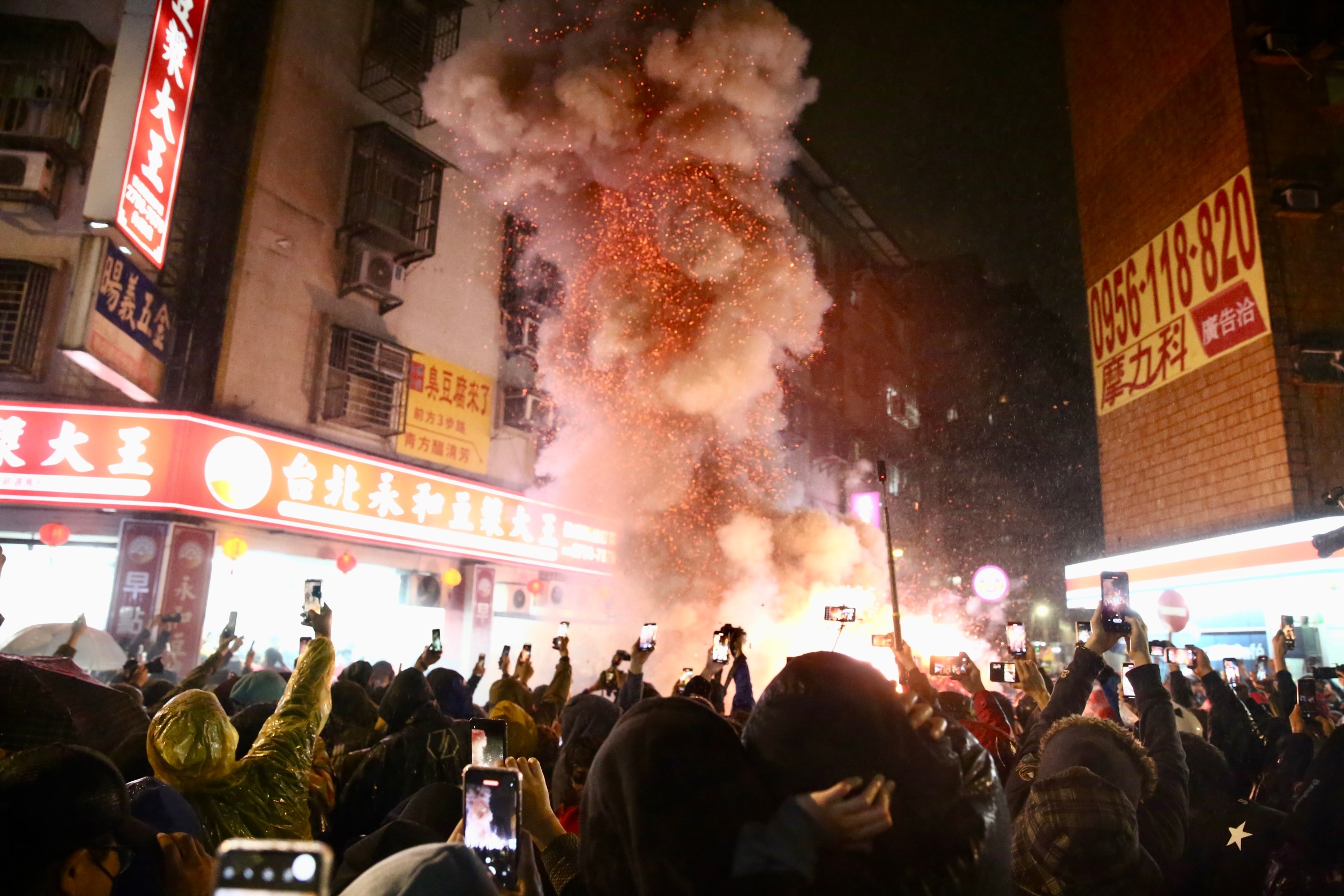 台北市內湖區迎來停辦2年的百年傳統活動「夜弄土地公」。