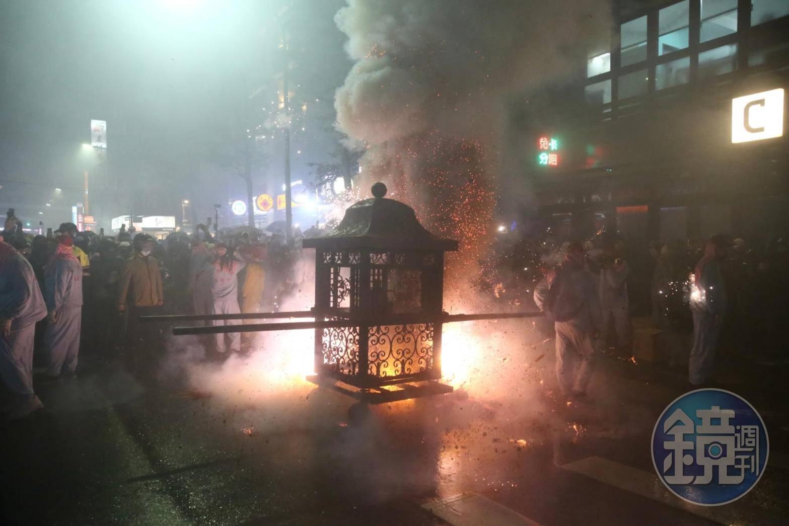 夜弄土地公,傳說中鞭炮炸越多,財運越旺。