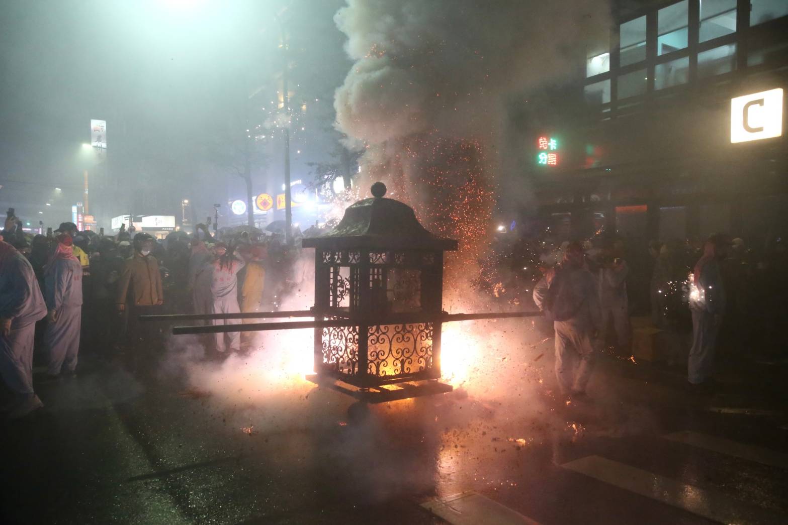 夜弄土地公,傳說中鞭炮炸越多,財運越旺。