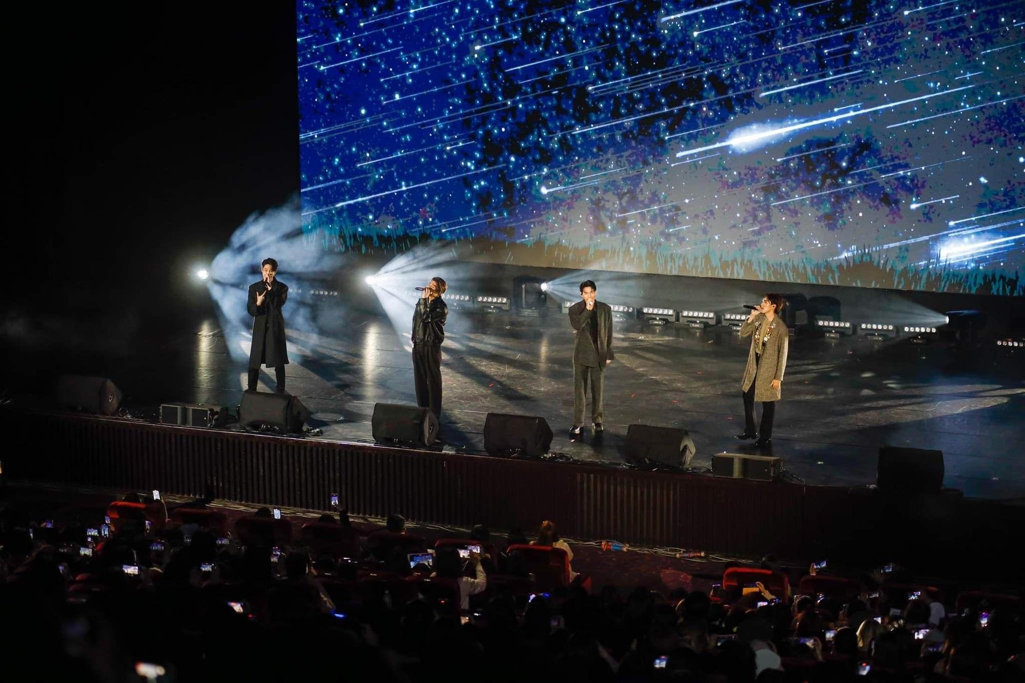 泰國「F4」Dew(左起)、Bright、Win、Nani今在台北國際會議中心舉辦見面會,合唱《Who Am I》揭開序幕。(iMe TW提供)