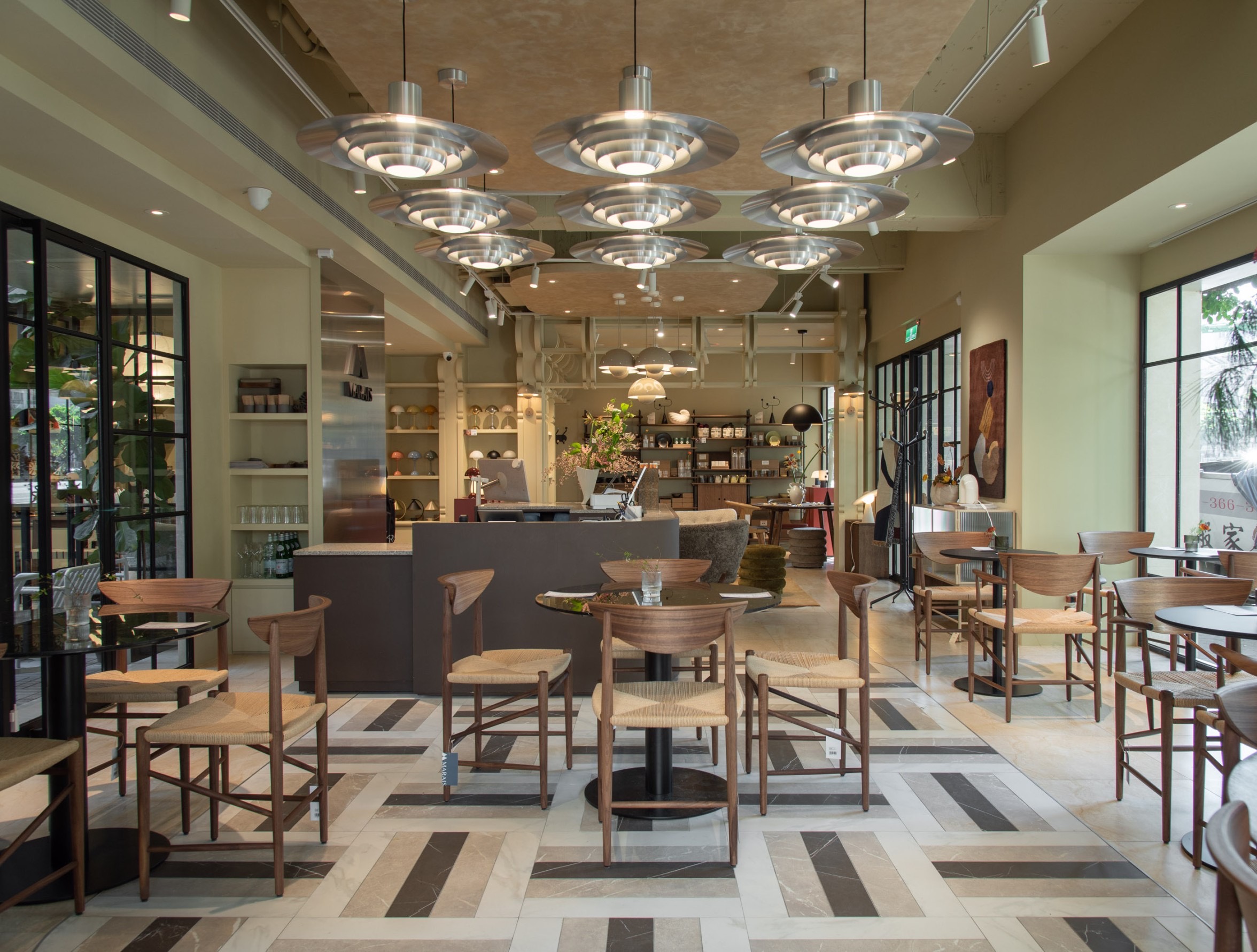 瑪黑家居台北安和門市引進北歐知名家具品牌並結合預約制甜點店「Lille M」在店中。（瑪黑家居提供）