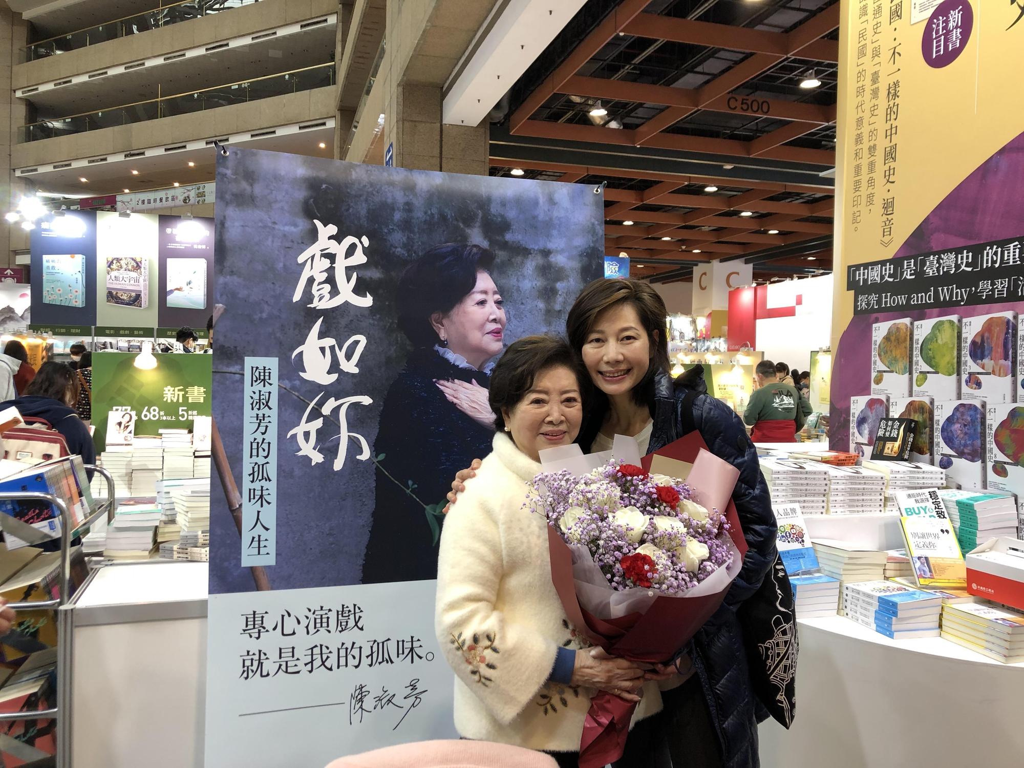在《孤味》飾演「小三」「蔡阿姨」的丁寧低調到簽書會現場獻花給陳淑芳以表支持。(遠流出版提供)