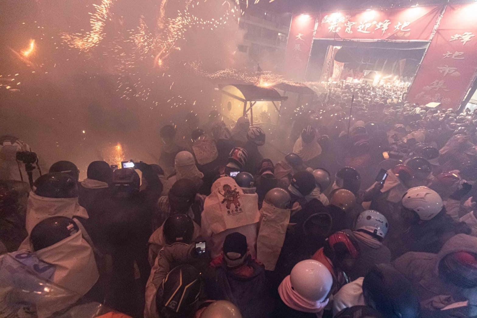 台南鹽水蜂炮在經過三年疫情後首度開炸。(翻攝黃偉哲臉書)