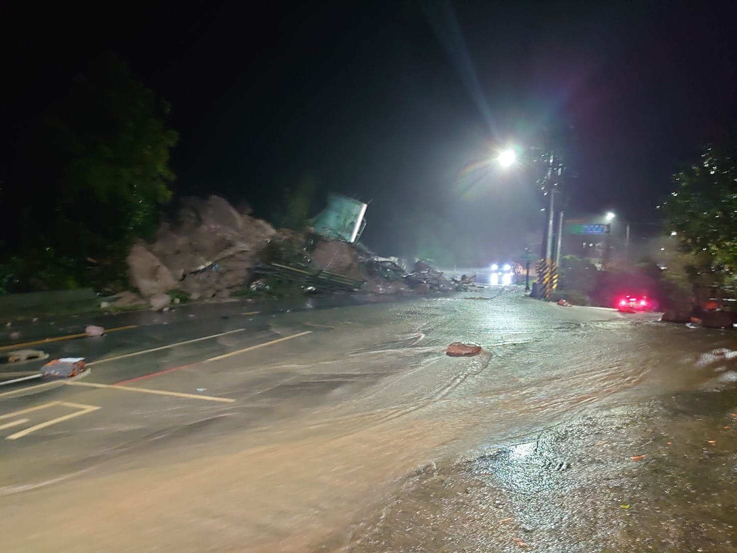 新北市金山區陽金公路4公里處昨晚發生土石坍方，造成交通雙向阻斷，公路總局於今天清晨搶通單線雙向通行。（翻攝自金山警好讚臉書粉專）