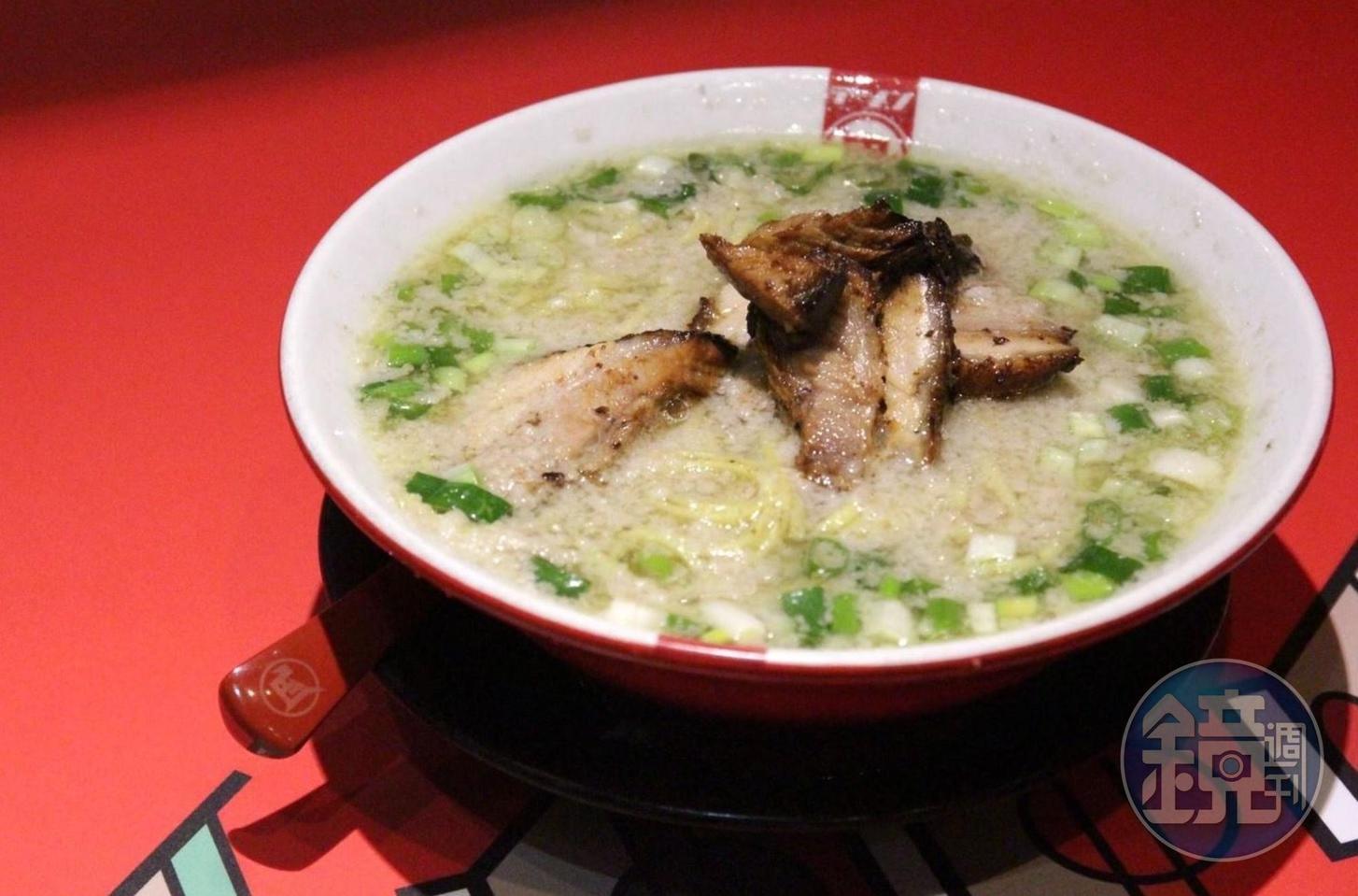 油花飽滿的豬腩肉於口中散出甜美肉感,結合鮮味飽滿的蚵仔豚骨湯頭,讓台灣小吃與日式拉麵交疊出更上一層樓的美味。(340元/份)