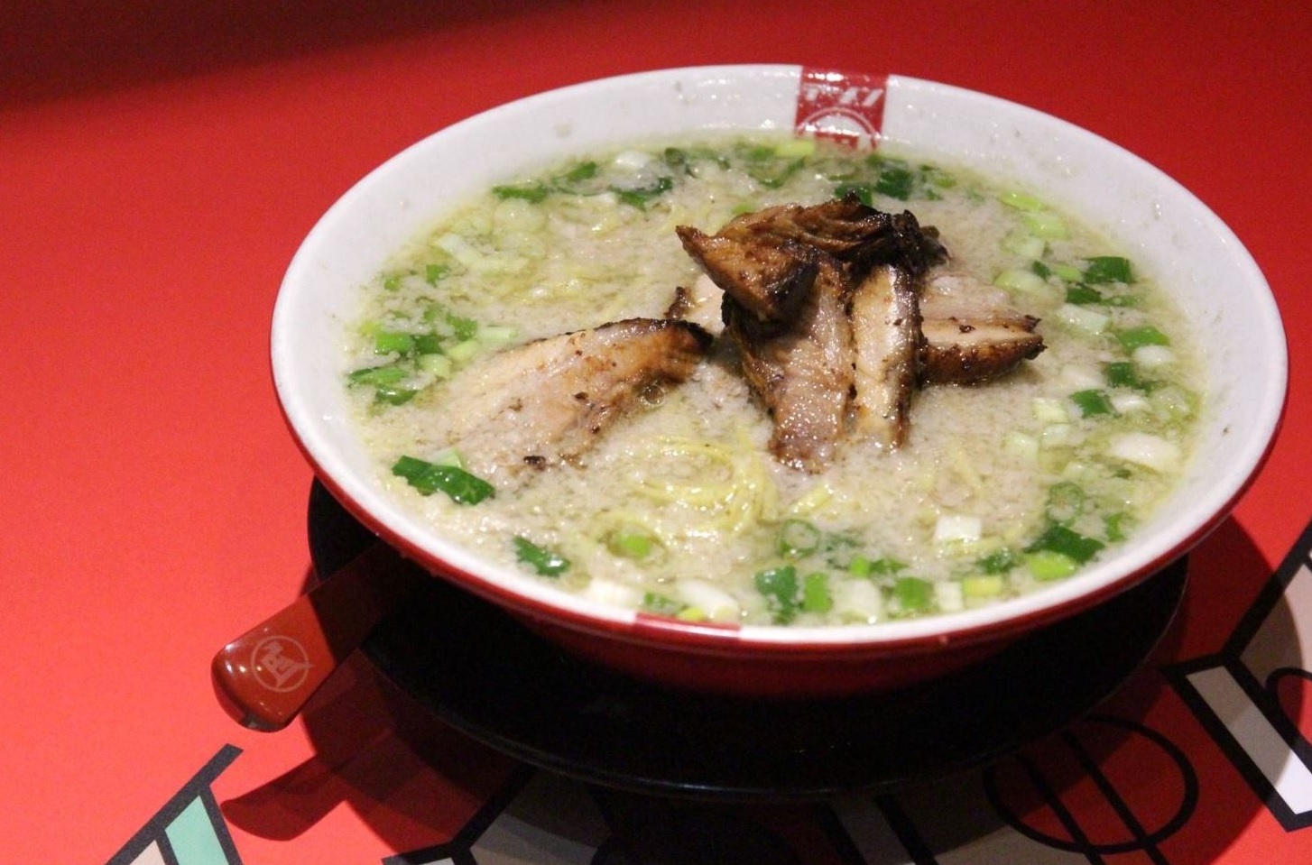 油花飽滿的豬腩肉於口中散出甜美肉感,結合鮮味飽滿的蚵仔豚骨湯頭,讓台灣小吃與日式拉麵交疊出更上一層樓的美味。(340元/份)