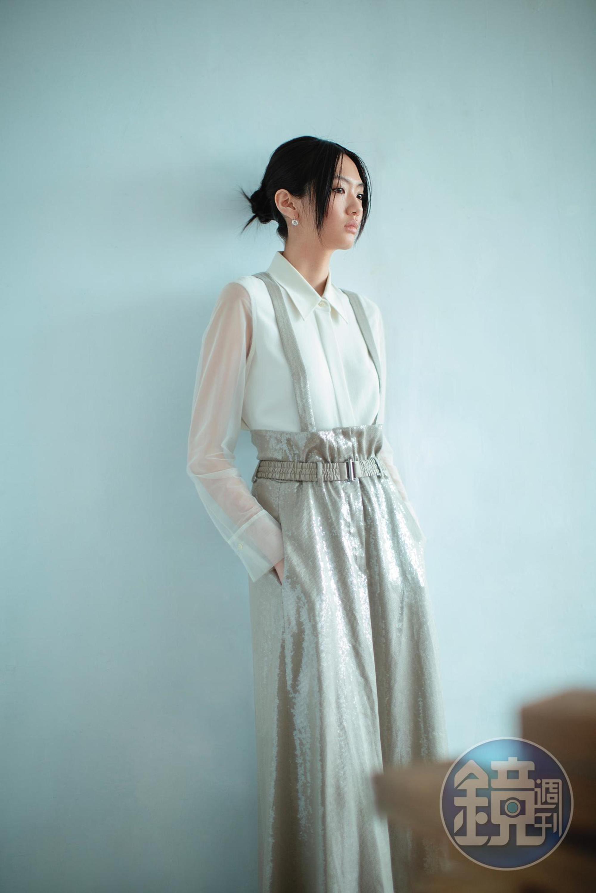 白色拼接材質襯衫 價格店洽 by BOSS／刺繡亮片吊帶褲 NT$313,500 by Brunello Cucinelli／Millenia水滴形耳環 NT$4,250 by SWAROVSKI