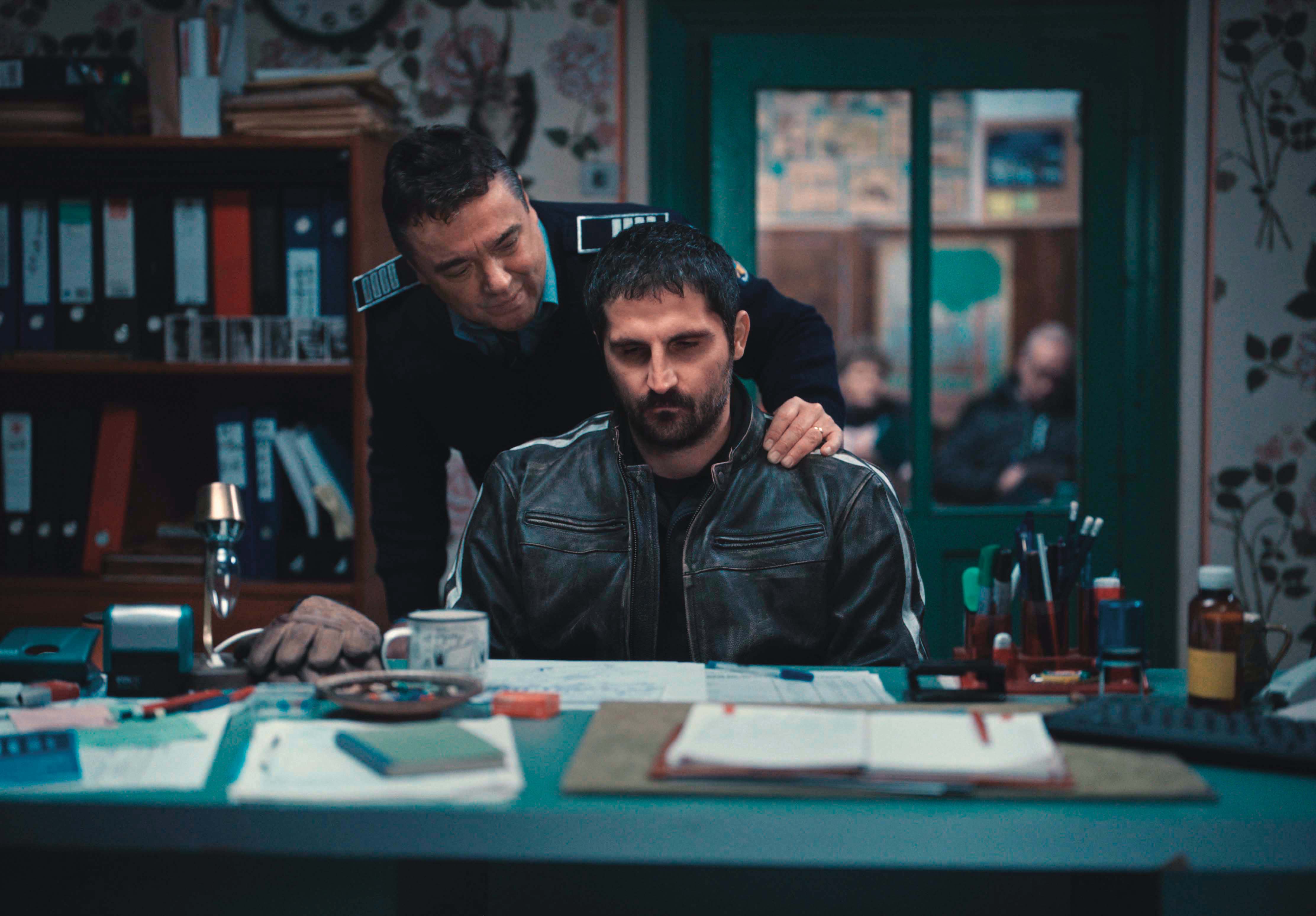 在德國打工的羅馬尼亞移工出手毆打羞辱他的管理者後憤而返鄉，不料家鄉也上演相似的歧視戲碼。（光年映畫提供）