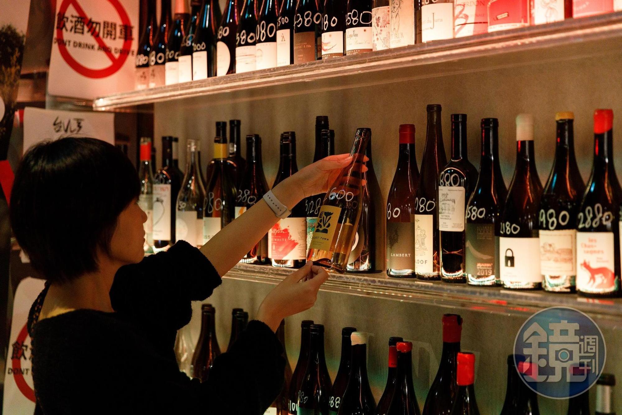 標誌性的網美酒牆是原版新加坡Wine RVLT 一比一復刻,展示從舊世界到新世界一系列的氣泡酒、紅酒、白酒和橘酒。