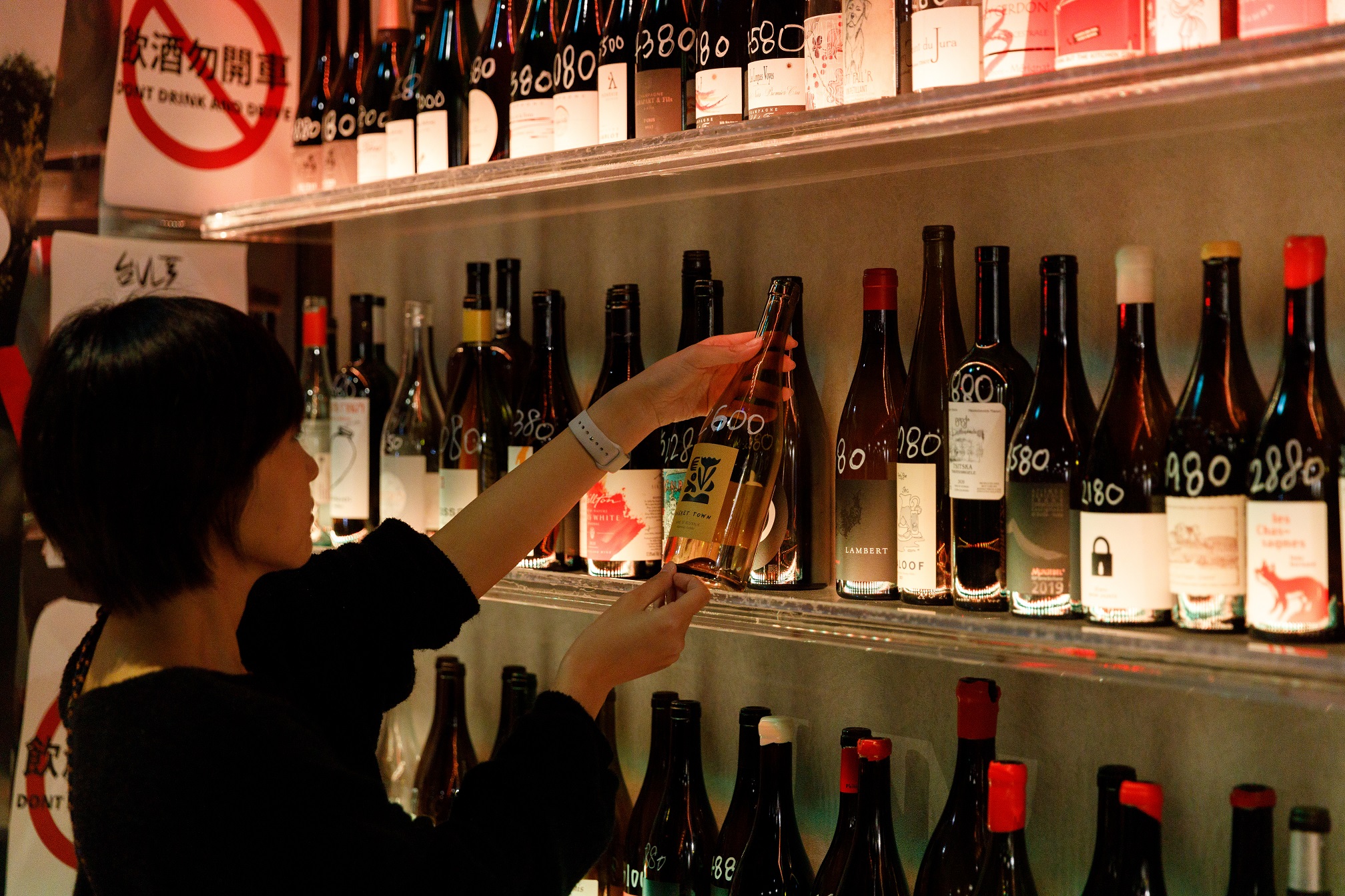 標誌性的網美酒牆是原版新加坡Wine RVLT 一比一復刻，展示從舊世界到新世界一系列的氣泡酒、紅酒、白酒和橘酒。