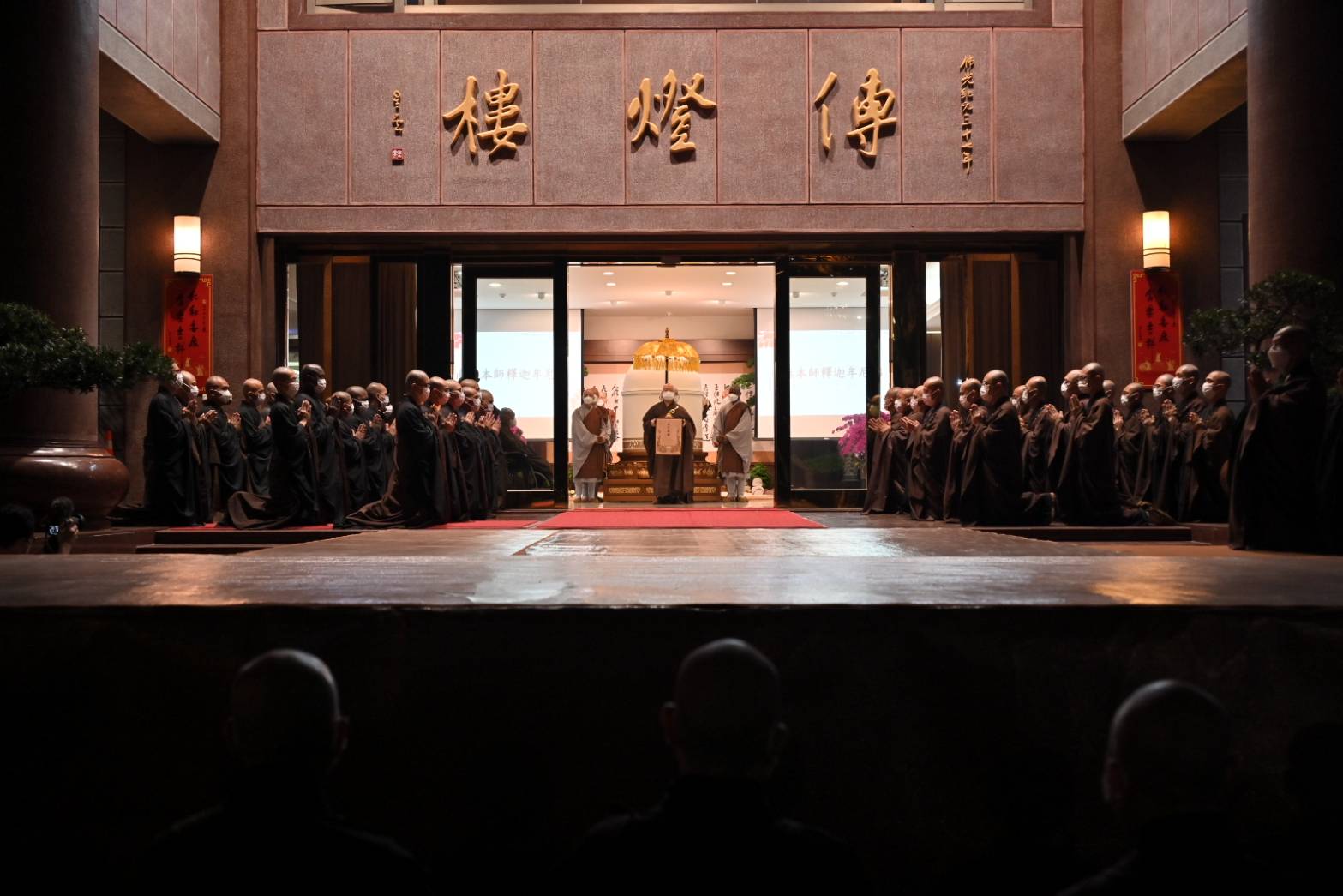 6日清晨，佛光山住持心保和尚於佛光山傳燈樓，舉行星雲大師法體真身封龕典禮。（佛光山提供）