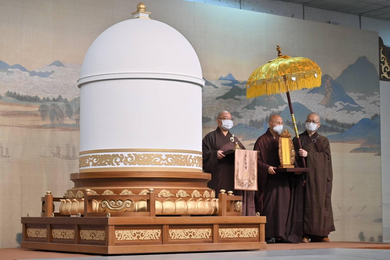 星雲大師法體真身封龕典禮,由住持心保和尚、退居和尚心定和尚、心培和尚擔任主法和尚。(佛光山提供)