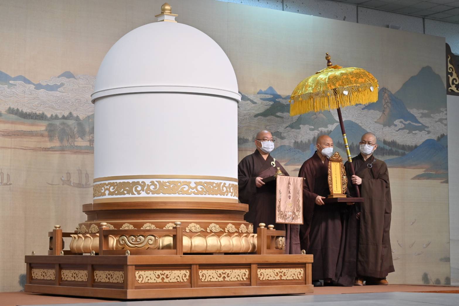 星雲大師法體真身封龕典禮，由住持心保和尚、退居和尚心定和尚、心培和尚擔任主法和尚。（佛光山提供）