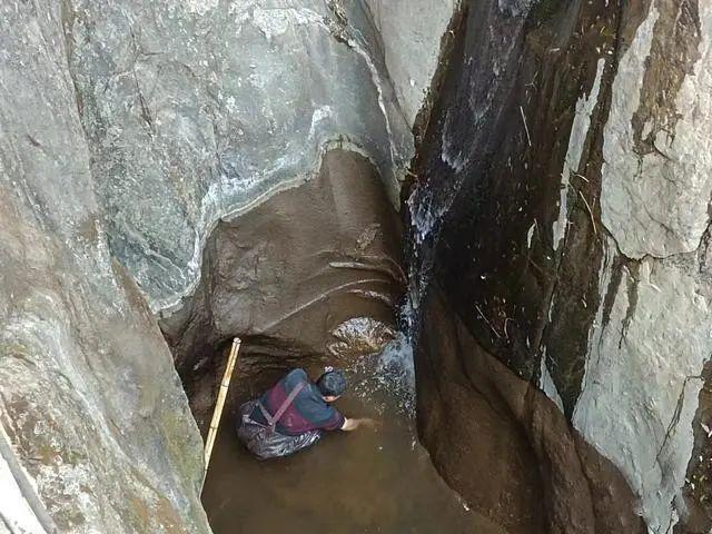 工作人員努力了8小時後,終於將手機撈起。(翻攝自微博)