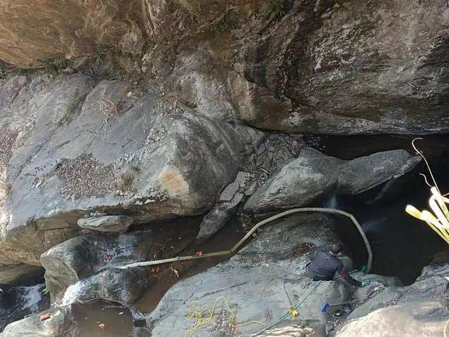 工作人員使用了抽水機和發電機,花了8小時將峽谷溪水抽致快見底。(翻攝自微博)
