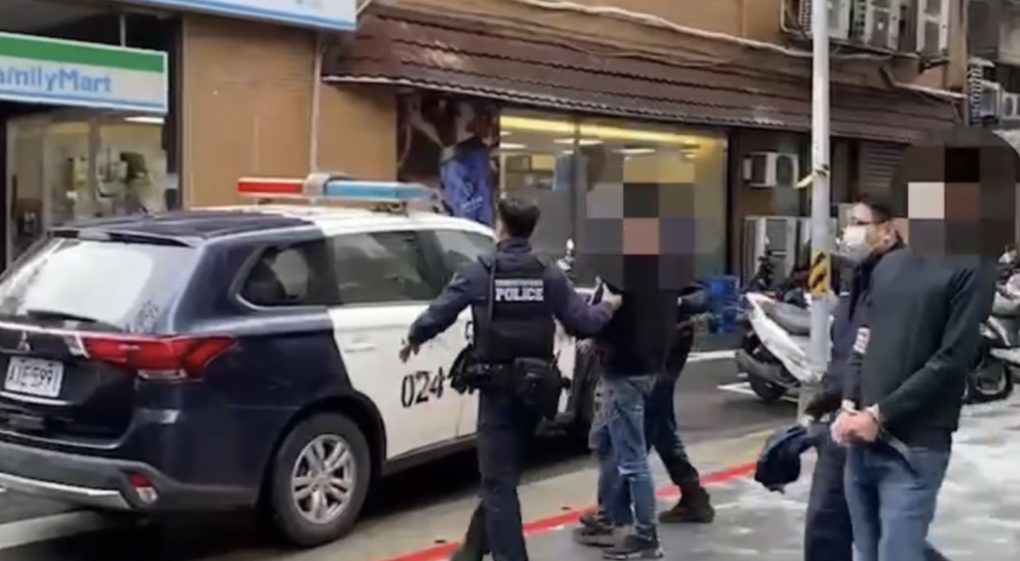 警方獲報趕抵，持槍喝令朱男棄槍。（翻攝畫面）