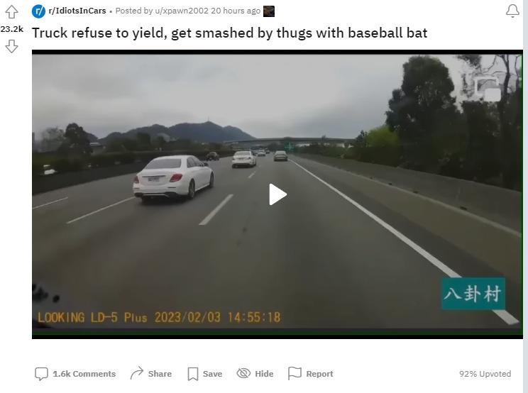 新北三峽砸車事件在reddit論壇獲得高關注。(翻攝自Reddit)