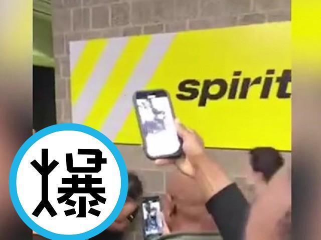 母女決鬥航空人員,打到曝胸裸體仍持續戰!只因不滿行李超重被加價。(翻自《每日郵報》)