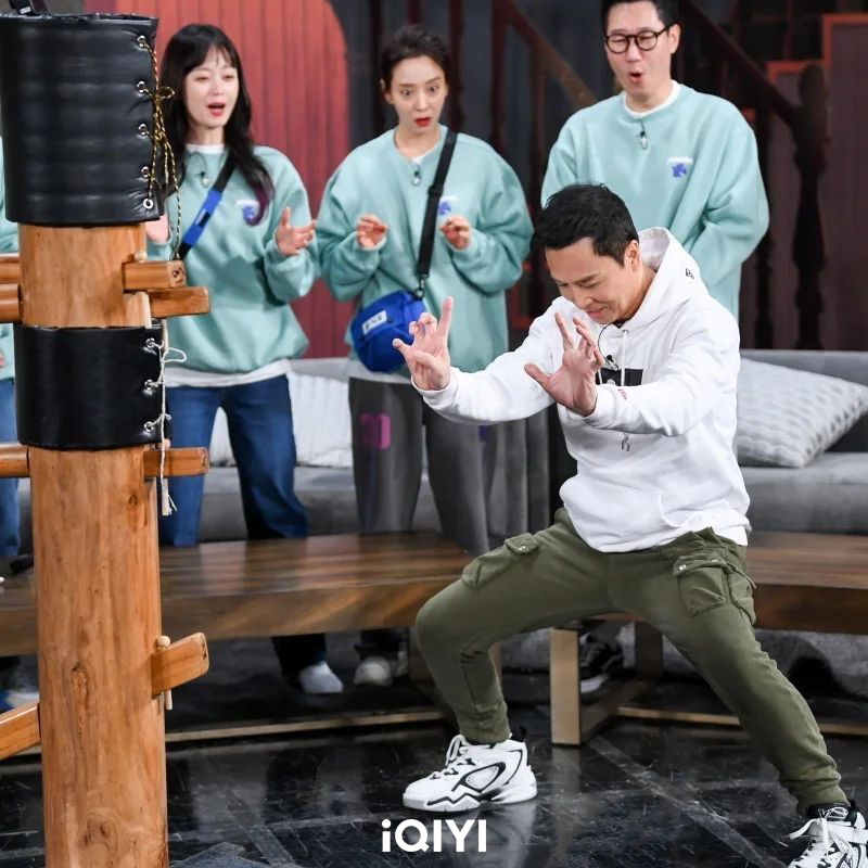 59歲的甄子丹因長年練武術保持青春,他在《Running Man》上展現矯健身手令成員們發出驚呼聲。(愛奇藝國際站提供)
