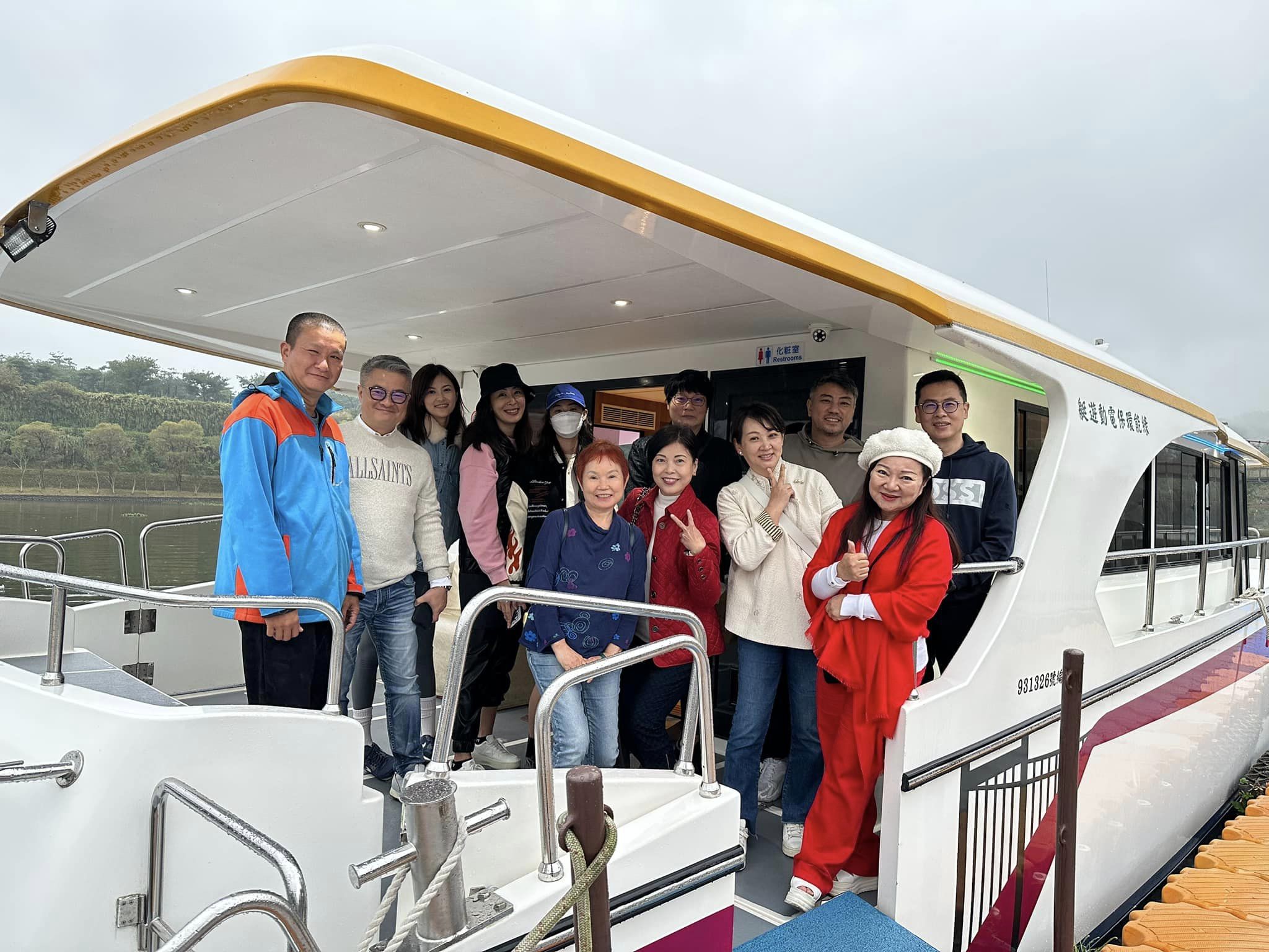 一行人搭快艇遊峨眉湖。(翻攝自好門媳婦的秘密生活郁小方臉書)