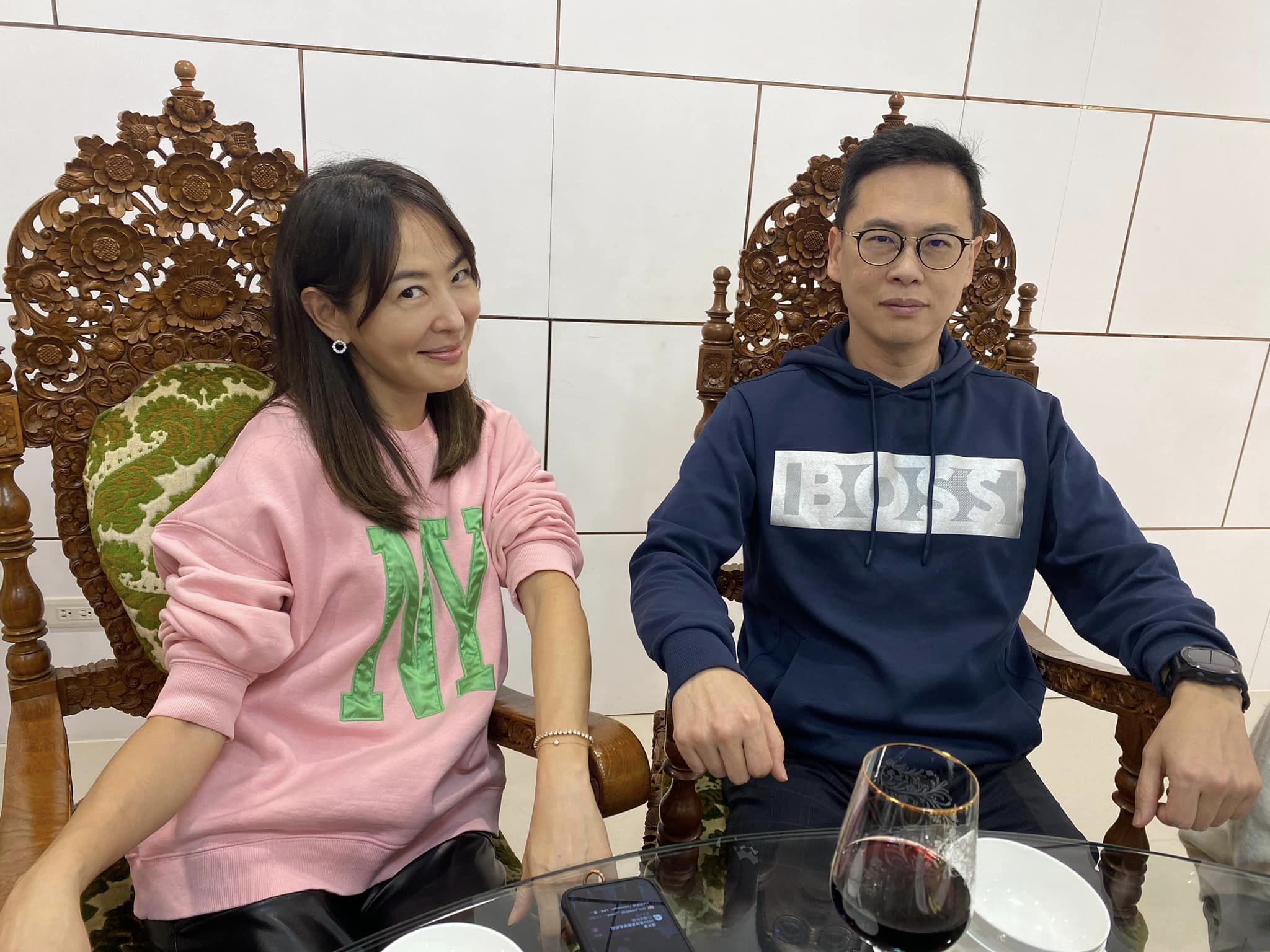 賈永婕露出俏皮表情,坐在雕花木椅上。(翻攝自好門媳婦的秘密生活郁小方臉書)