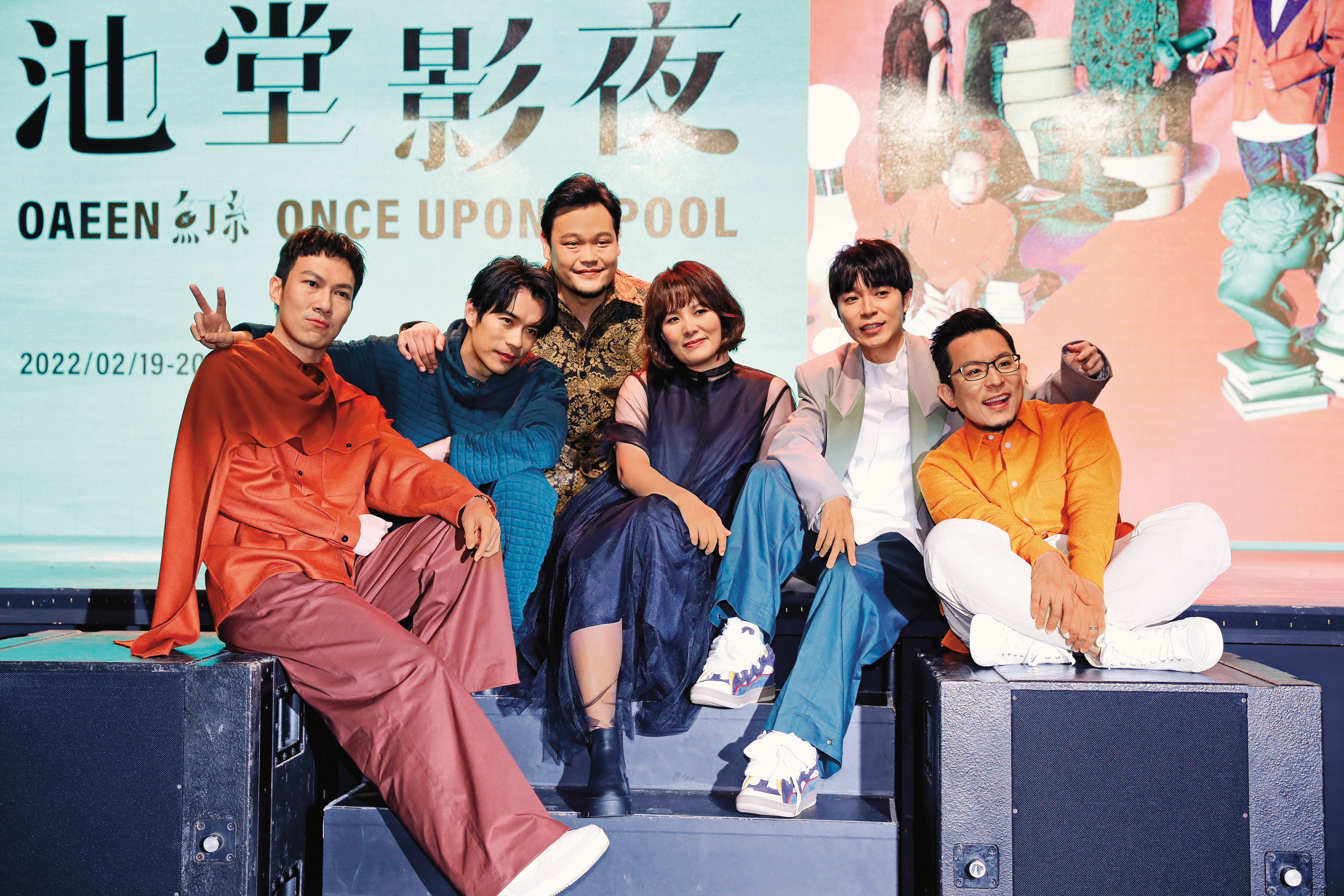 蘇打綠重獲商標權，也啟動復刻專輯計畫及演唱會，但在最忙的時候，阿龔（左一）的2隻愛犬卻相繼過世。右起為小威、青峰、馨儀、阿福與家凱。