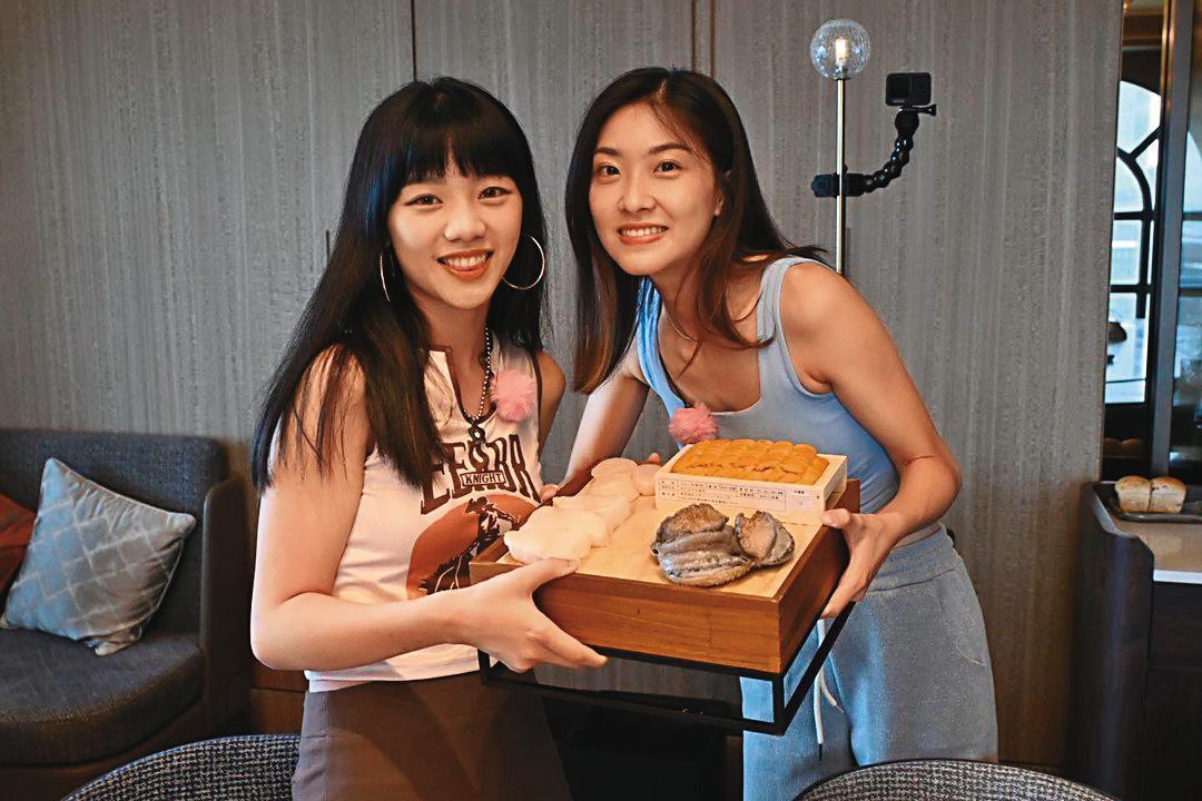 《愛玩客》去年改版,找來胡祖薇(右)、木木(左)主持,最終因收視不佳而收攤。