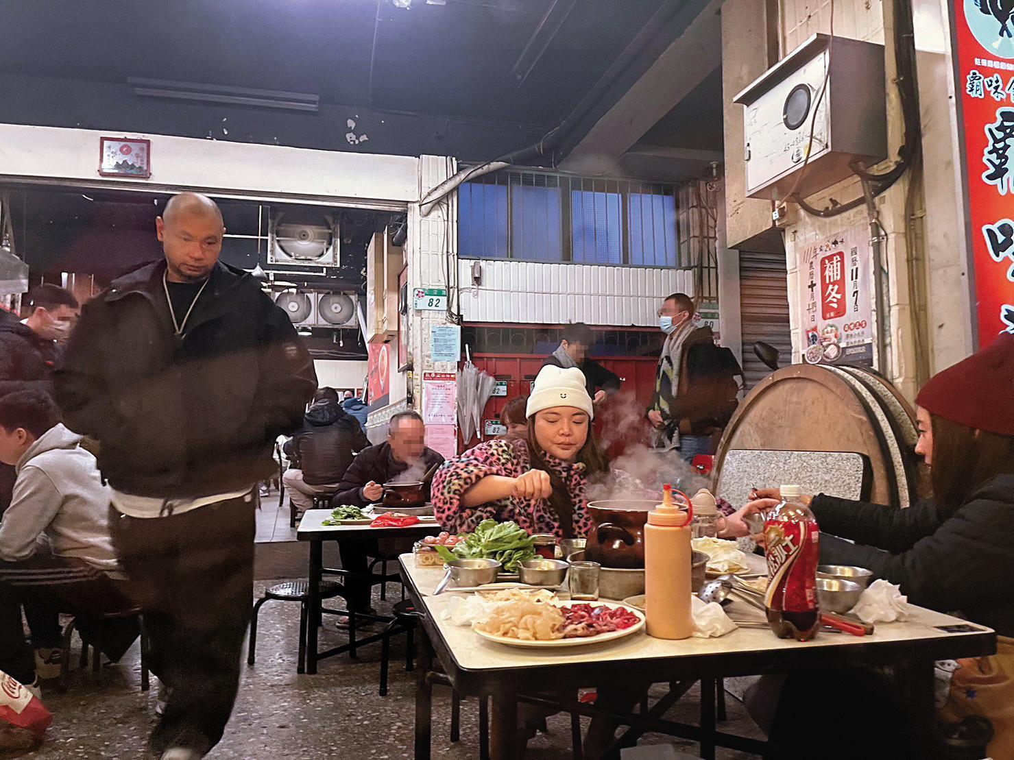 1/28 大年初七的晚餐時間,小甜甜(中)和好友林利霏(右)、金剛(左),現身松山區的薑母鴨火鍋店。一行人席間有說有笑,整晚吃得相當美味。