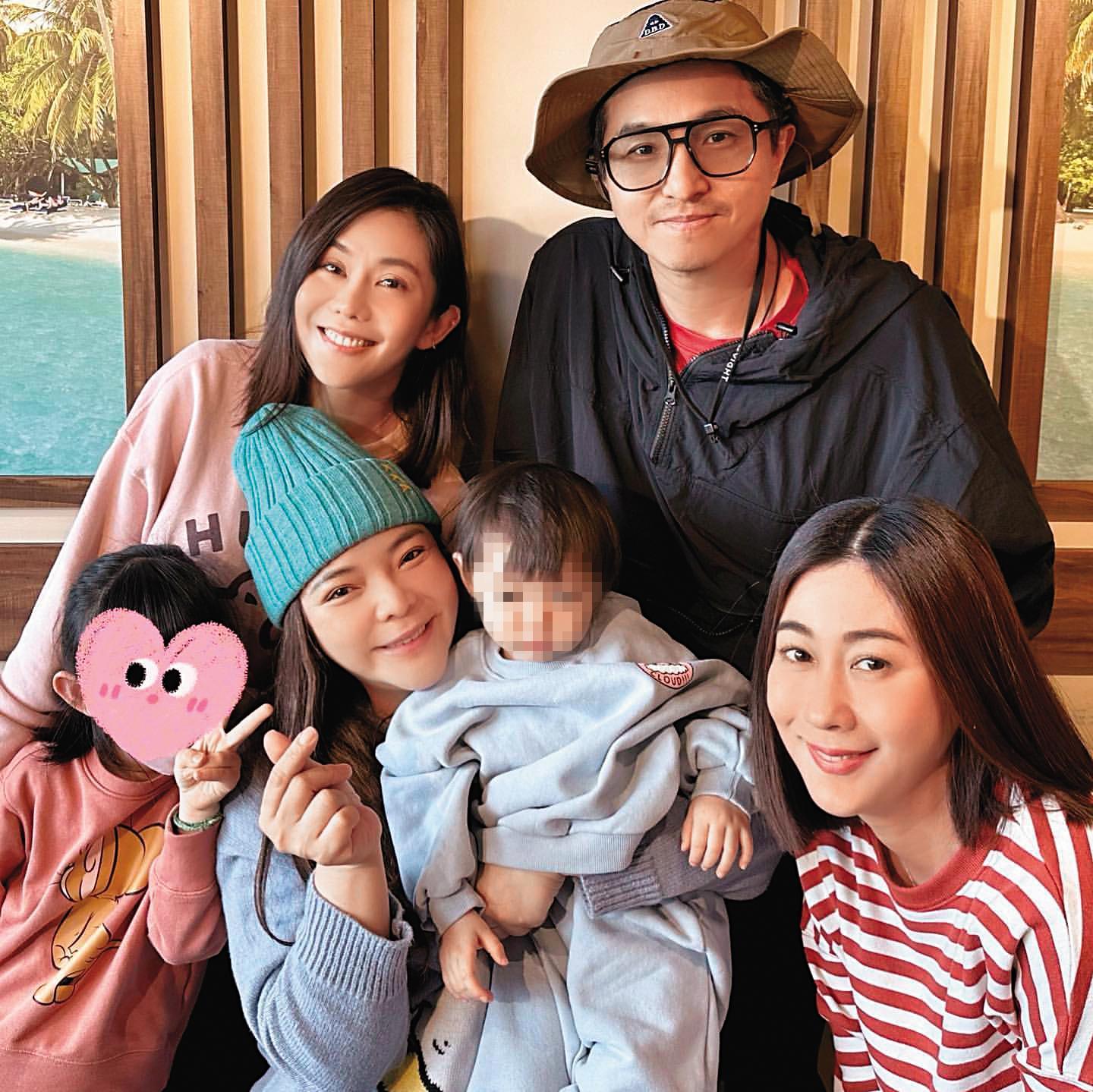 大年初二,小甜甜(前排右三)和一票好友同聚,讓她有「回娘家」的感覺。前排右一為林利霏、後排右為王少偉、後排左為王宇婕。(翻攝自小甜甜IG)