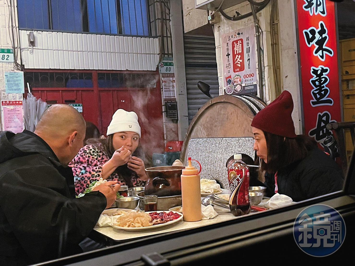 1/28 19:02 大年初七的晚餐時間,小甜甜(中)和好友林利霏(右)、金剛(左),現身松山區的薑母鴨火鍋店。