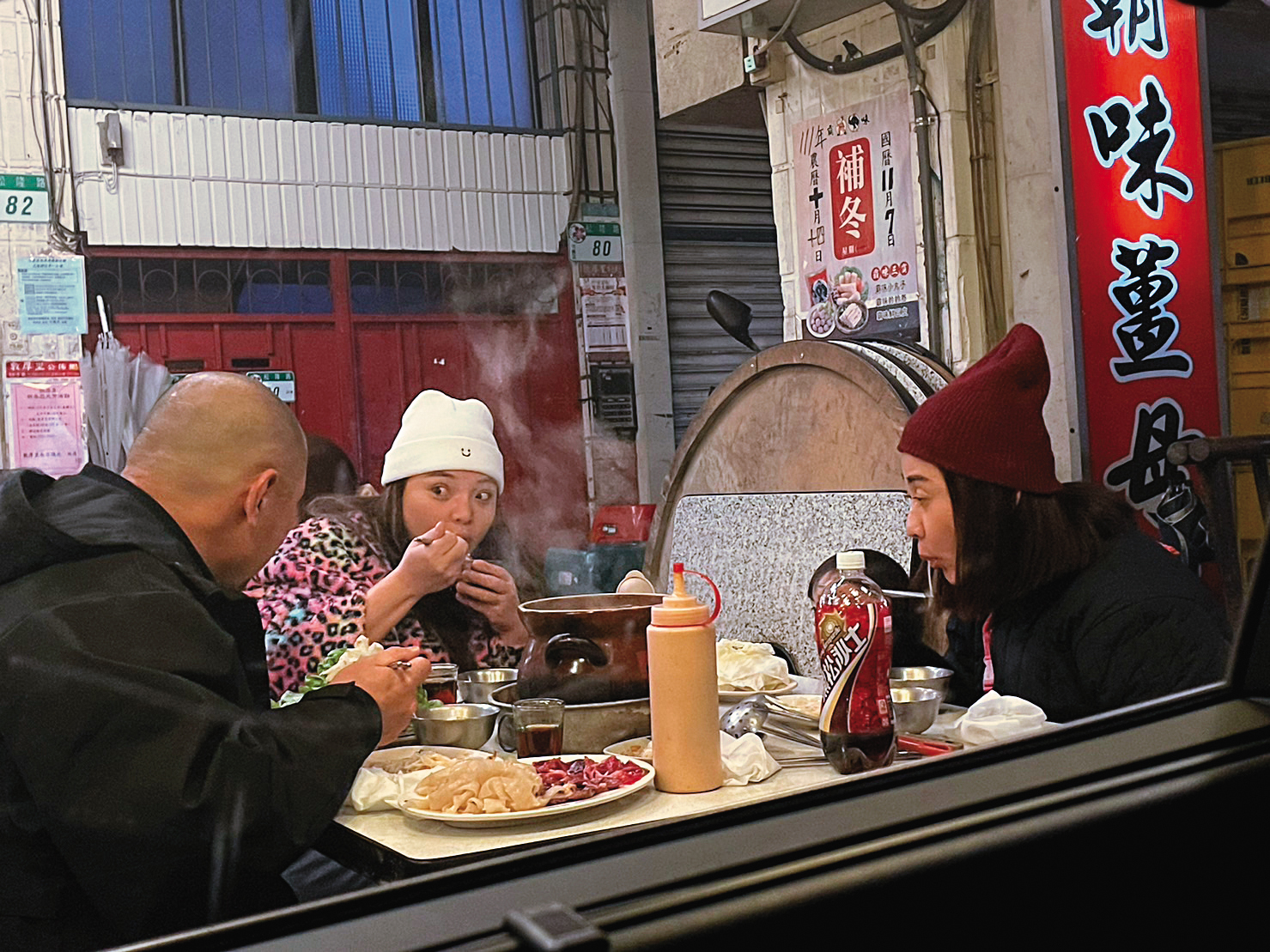 1/28 19:02 大年初七的晚餐時間，小甜甜（中）和好友林利霏（右）、金剛（左），現身松山區的薑母鴨火鍋店。