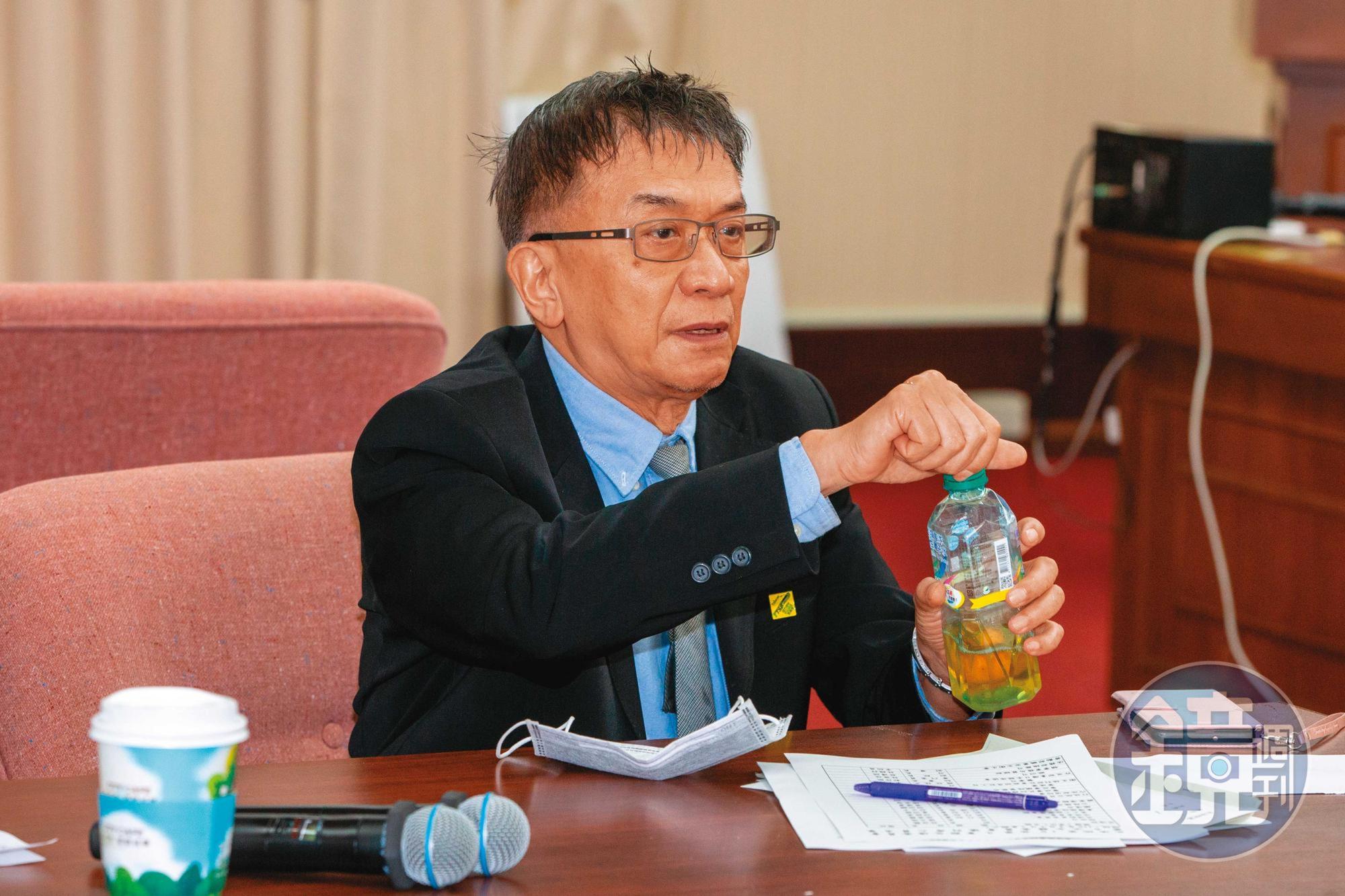 行政院國家運輸安全調查委員會主委楊宏智，被本刊踢爆在上班時間搭乘公務車蹺班偕妻遊玩。（資料照）