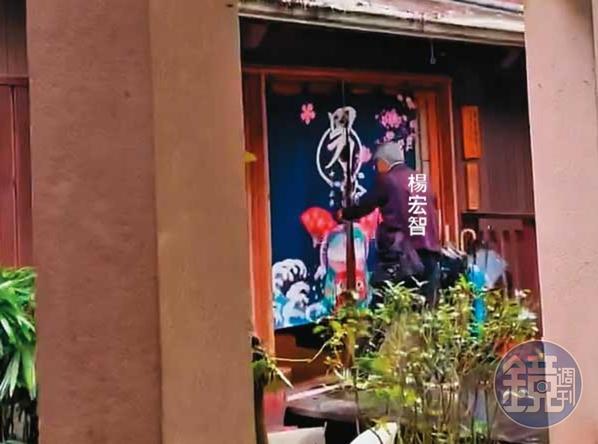 2022/12/30 下午03:32,運安會主委楊宏智(箭頭處)搭公務車蹺班到宜蘭泡湯。