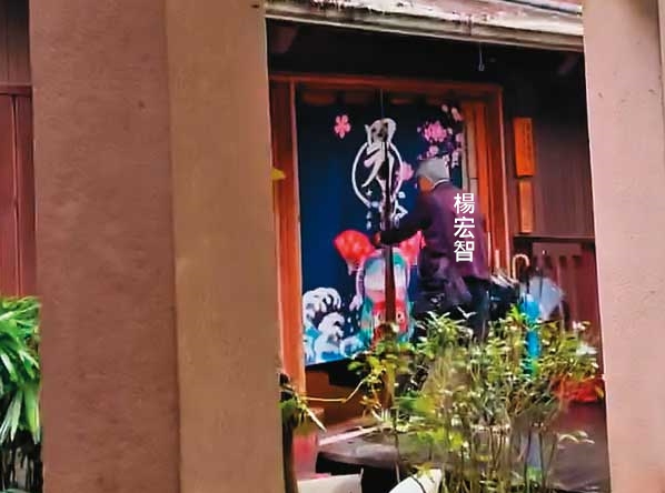 2022/12/30 下午03：32，運安會主委楊宏智（箭頭處）搭公務車蹺班到宜蘭泡湯。