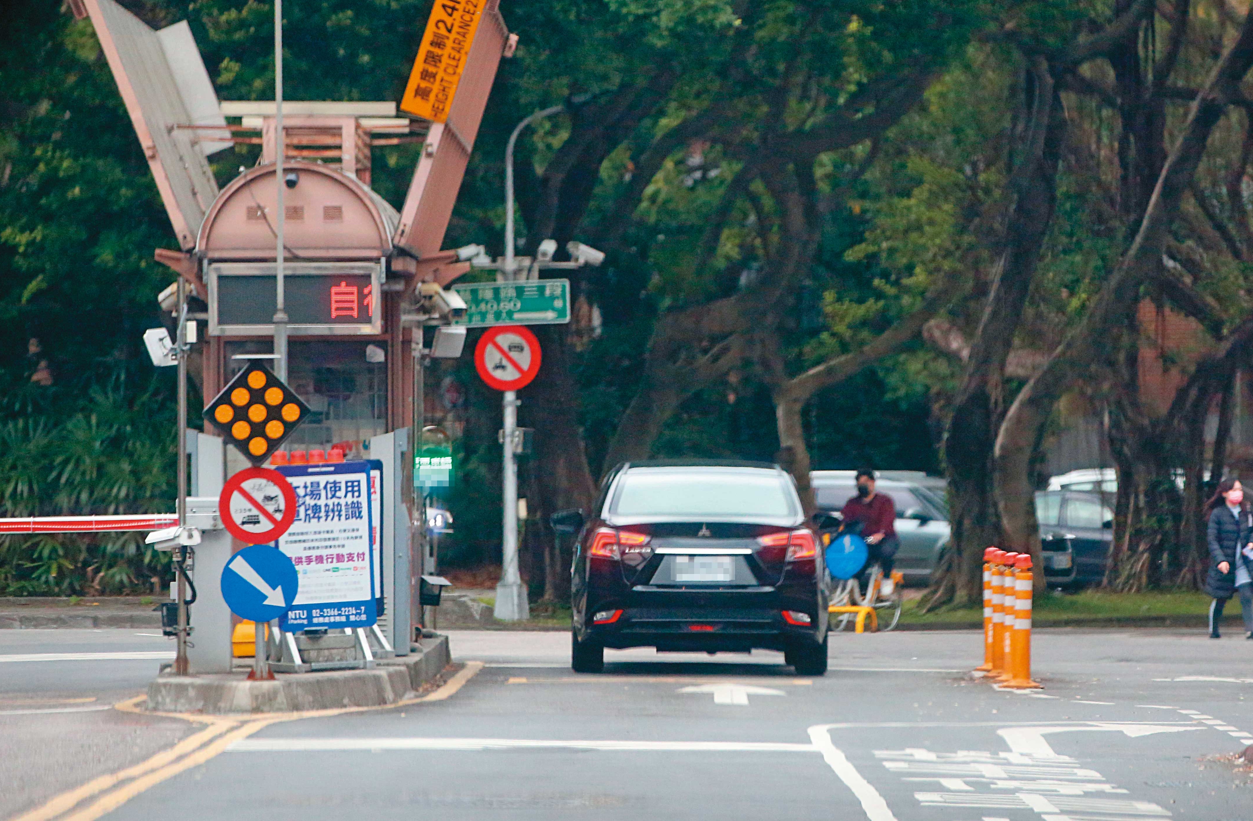 運安會公務車司機常替主委楊宏智跑腿，幾乎每天都會開車進台灣大學。