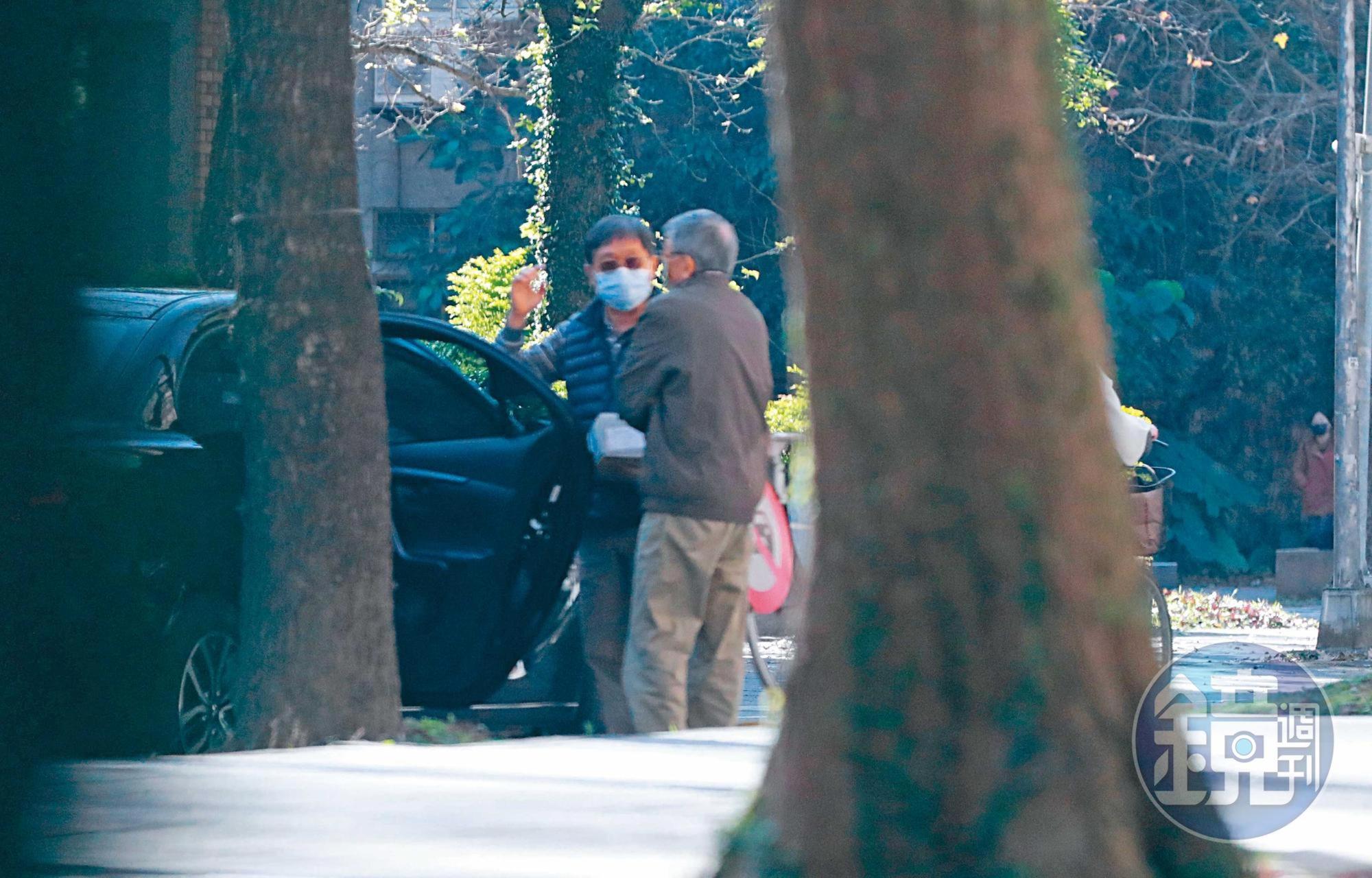 2023/1/31上午09：21 司機（左）載楊宏智（右）到台大後，楊拿了一盒物品並交代事情。