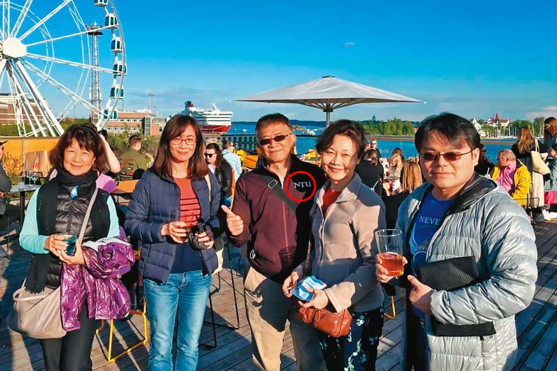 楊宏智（中）去年代表運安會到芬蘭參加活動，穿的是有NTU字樣的外套，楊妻（右2）也同行。（讀者提供）