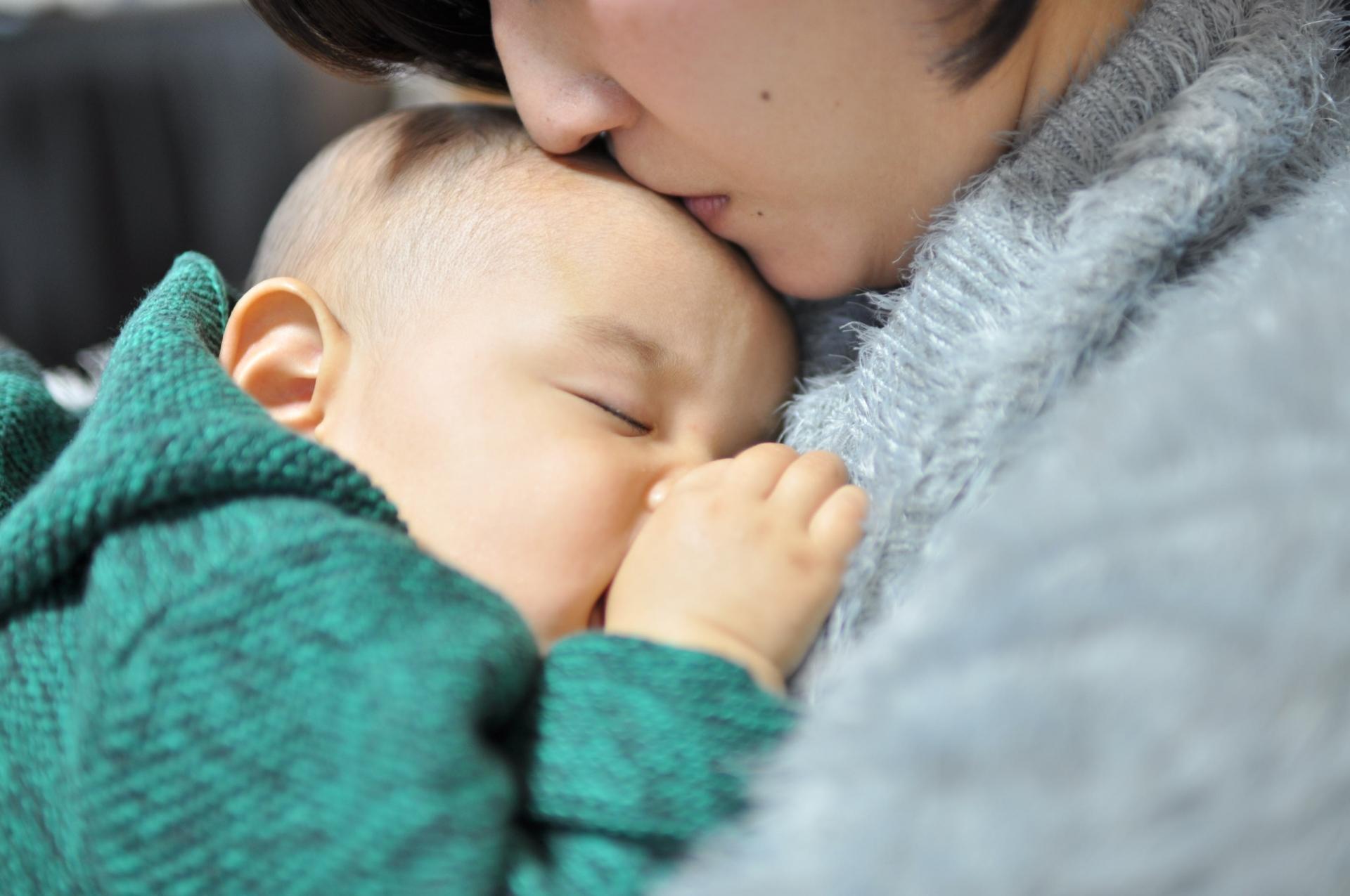 一名人妻在網路抓狂抱怨小姑居然不顧她提醒,背地直接用嘴狂親嬰兒。(示意圖,photoAC)