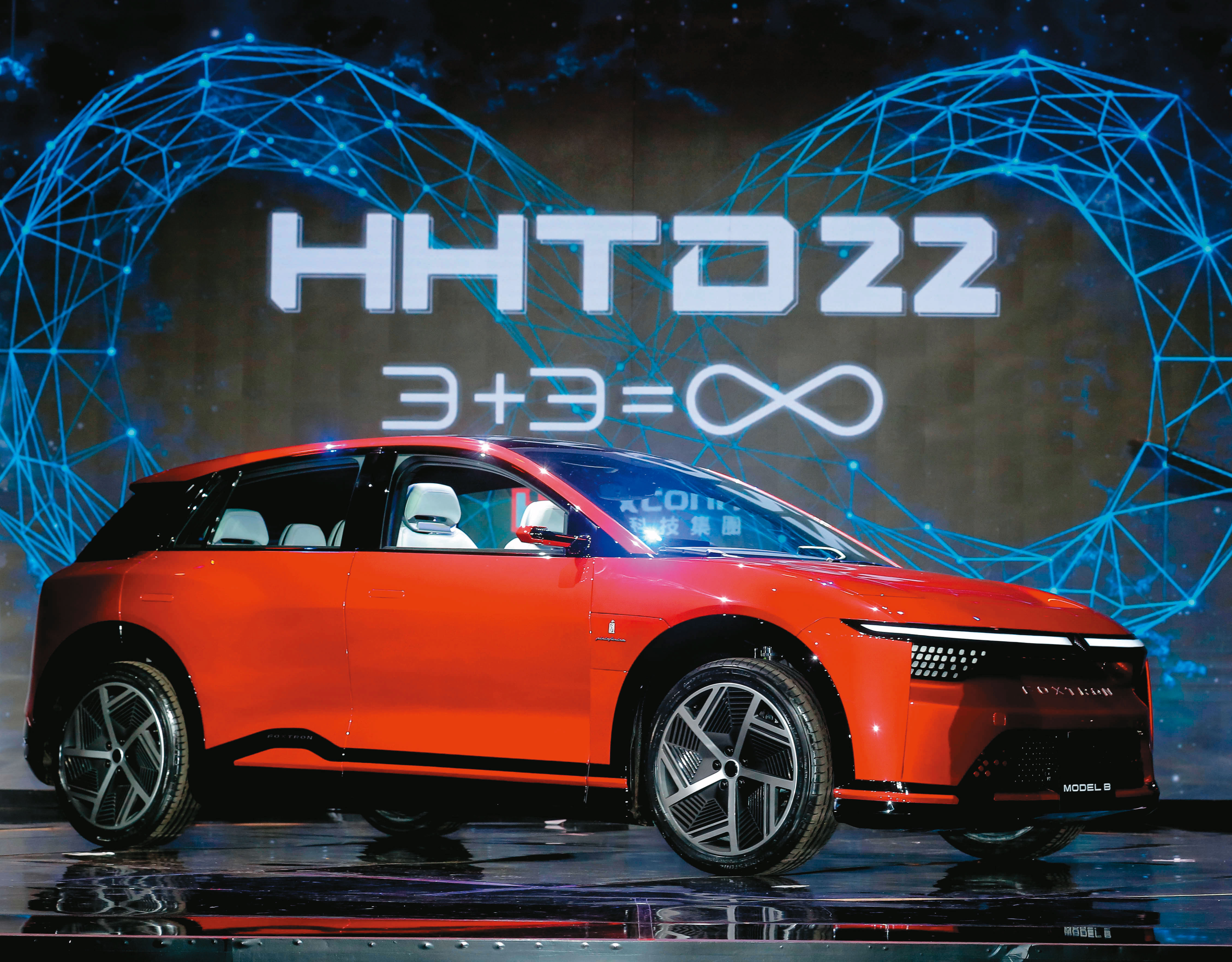 劉揚偉在去年鴻海科技日推出新款電動車，強調打造漂亮好車。