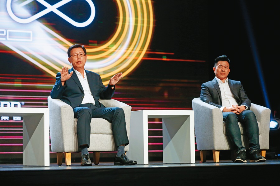 鴻海集團在2020年10月由董座劉揚偉（左）與魏國章（右）公開MIH平台，至今吸引2,400家國內外大廠加入，備受全球矚目。