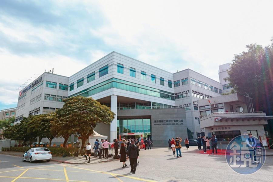 魏國章當時在鴻海土城總部門口被攔下,警衛不讓他進入廠區,立即遭逼退解職。