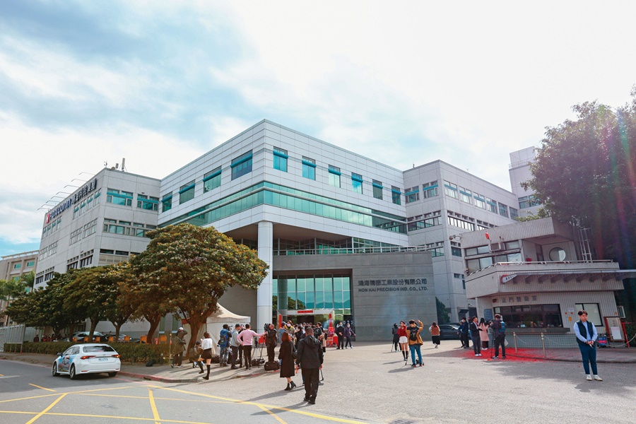 魏國章當時在鴻海土城總部門口被攔下，警衛不讓他進入廠區，立即遭逼退解職。