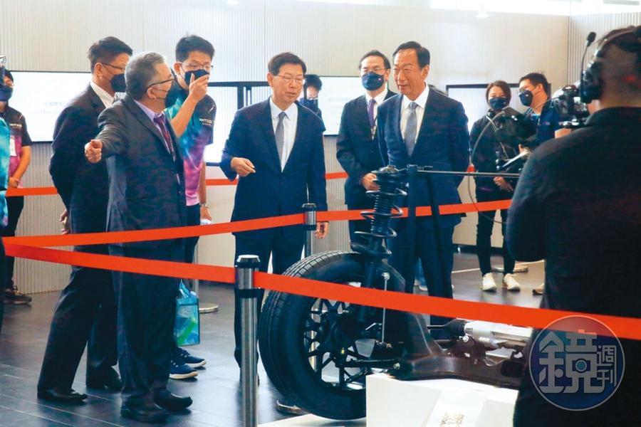 鴻海創辦人郭台銘在董事長劉揚偉陪同下,參觀鴻海科技日所推出的電動車關鍵零配件及相關系統。