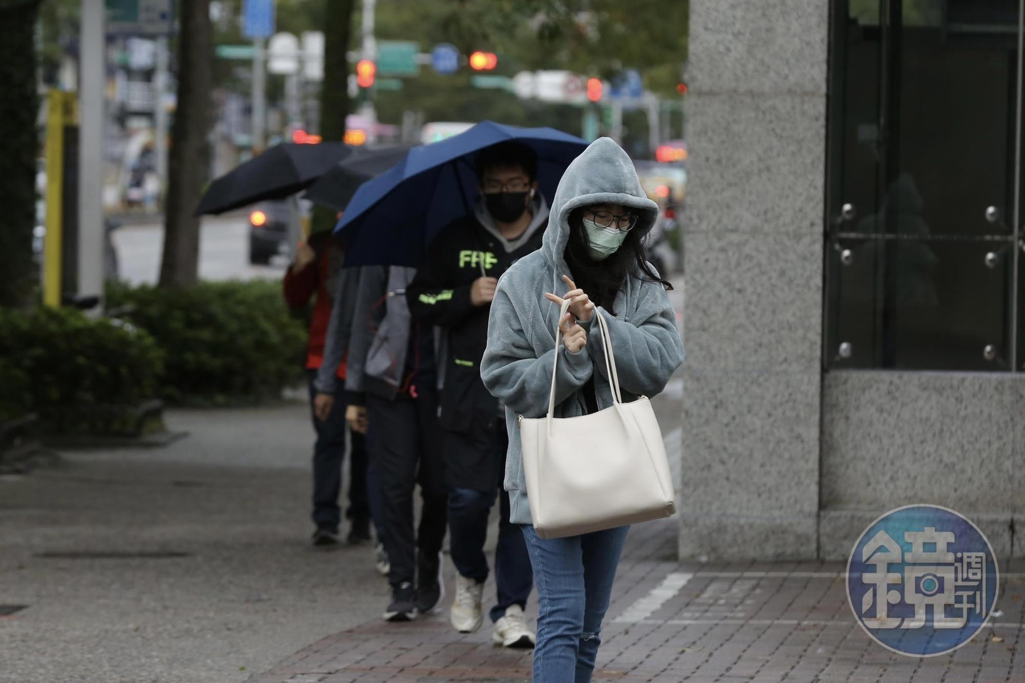 東北季風今天再度增強，迎風面北部及東半部地區有局部短暫雨。（本刊資料照）