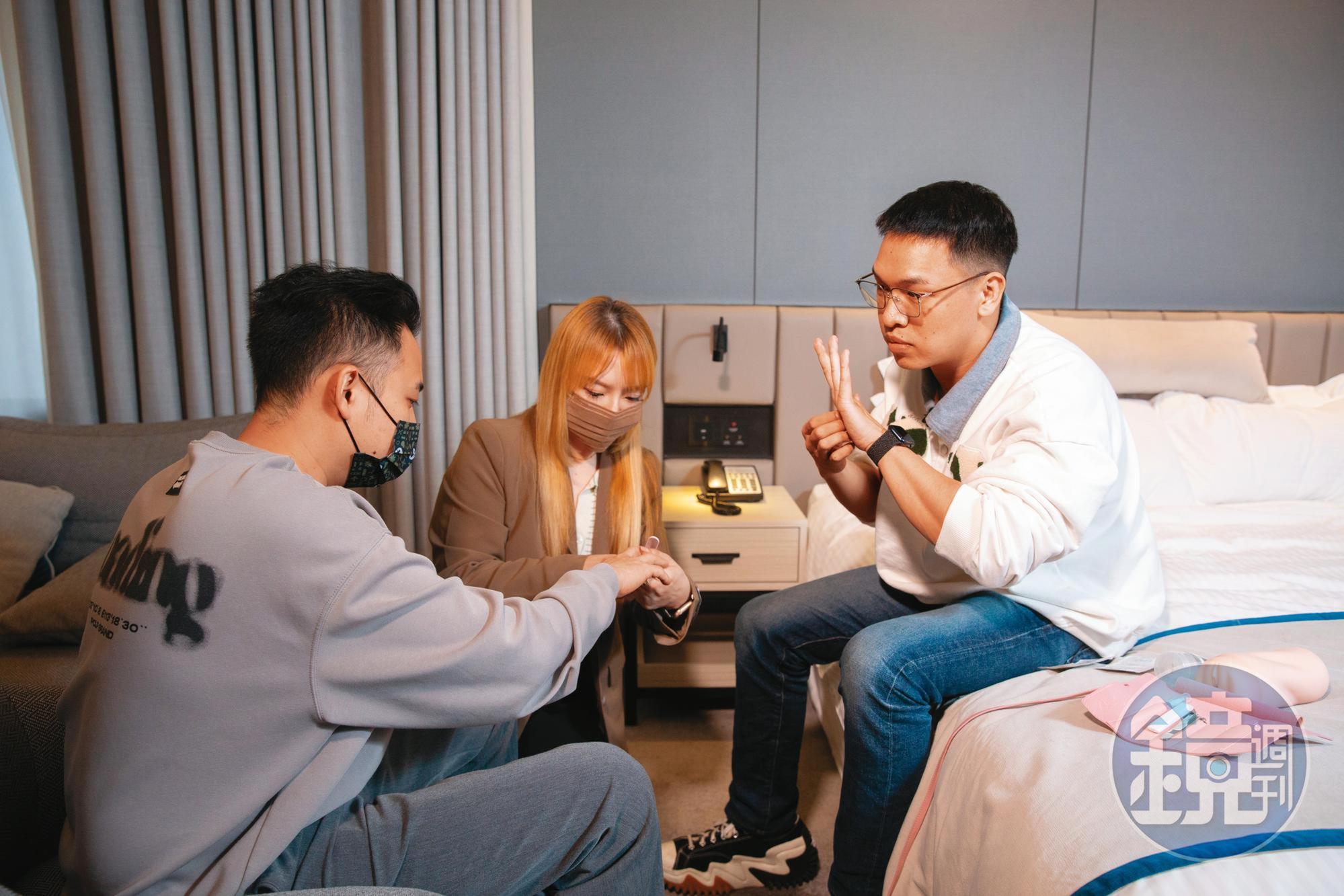 綽號阿桂(左)的男子第一次上金手指家教課,Oreo(右)與女助教(中)正教他如何修剪指甲及戴指險套。
